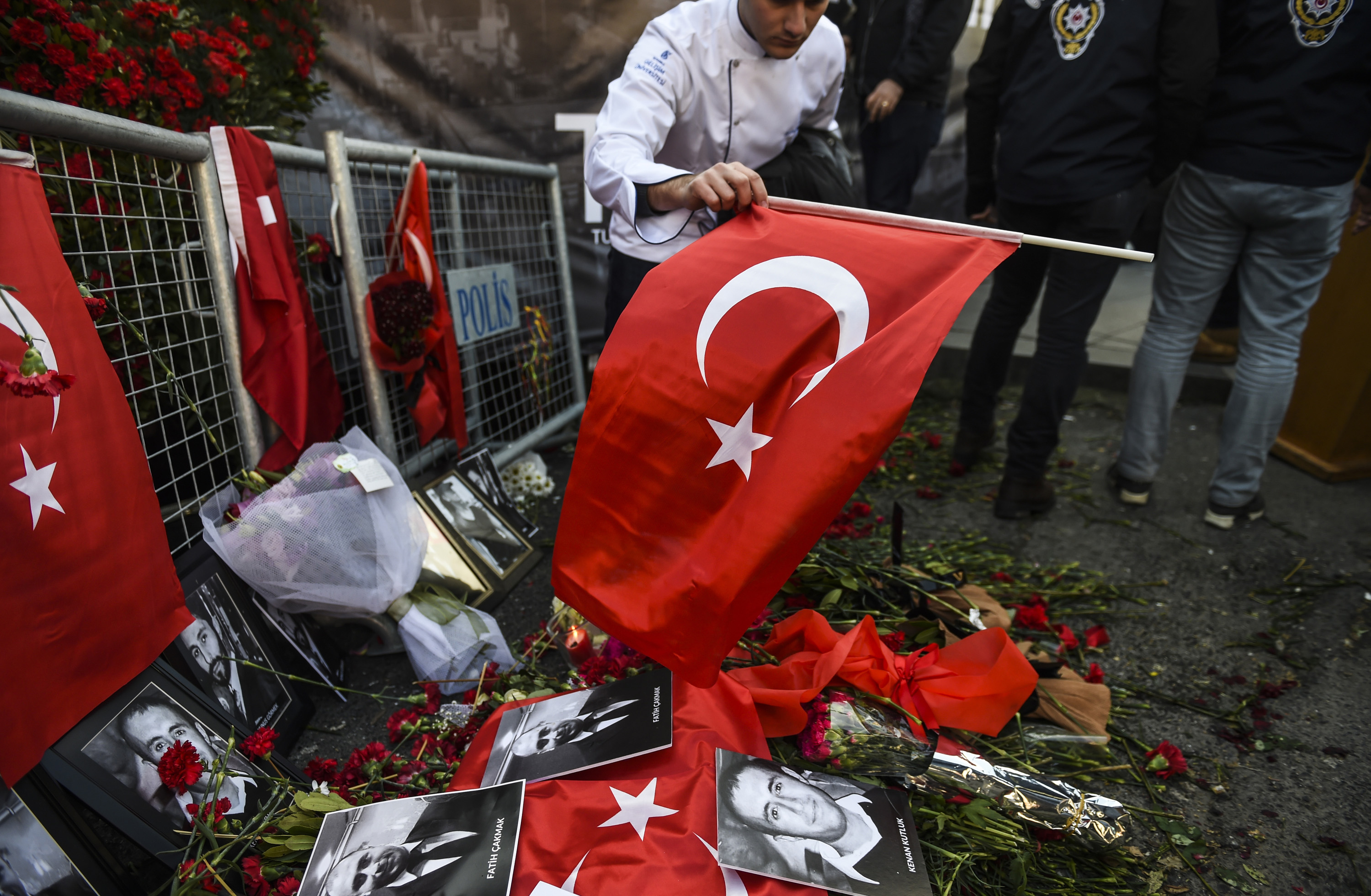 أعلام تركيا والورود تحيط صور ضحايا هجوم اسطنبول