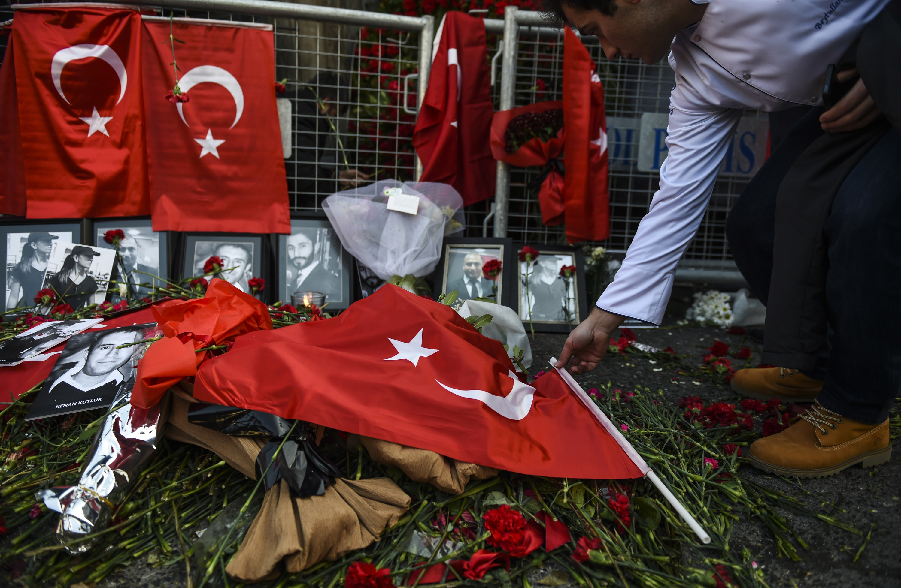 الورود وأعلام تركيا وصور ضحايا هجوم اسطنبول