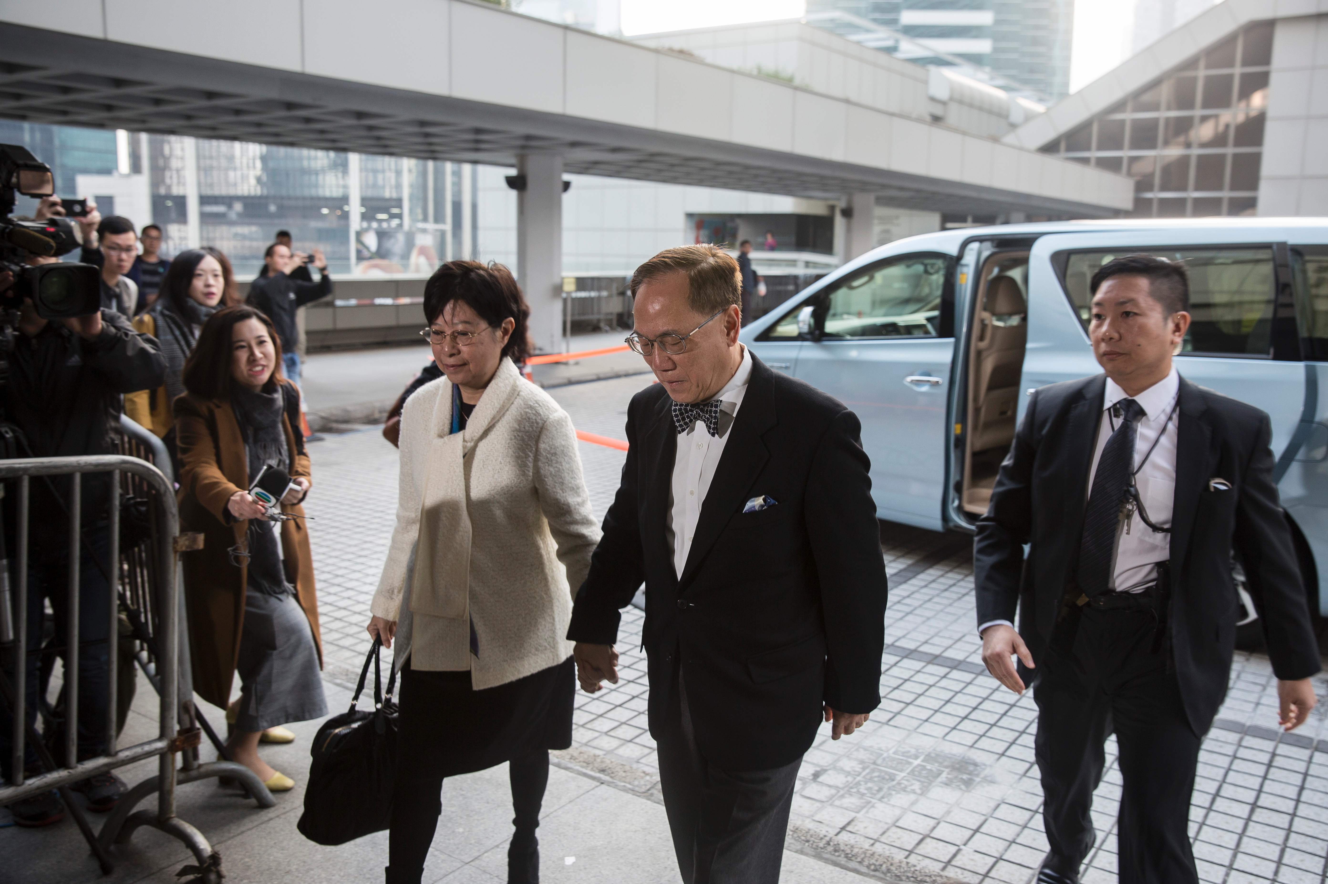 رئيس هونج كونج يصل المحكمة العليا برفقة زوجته