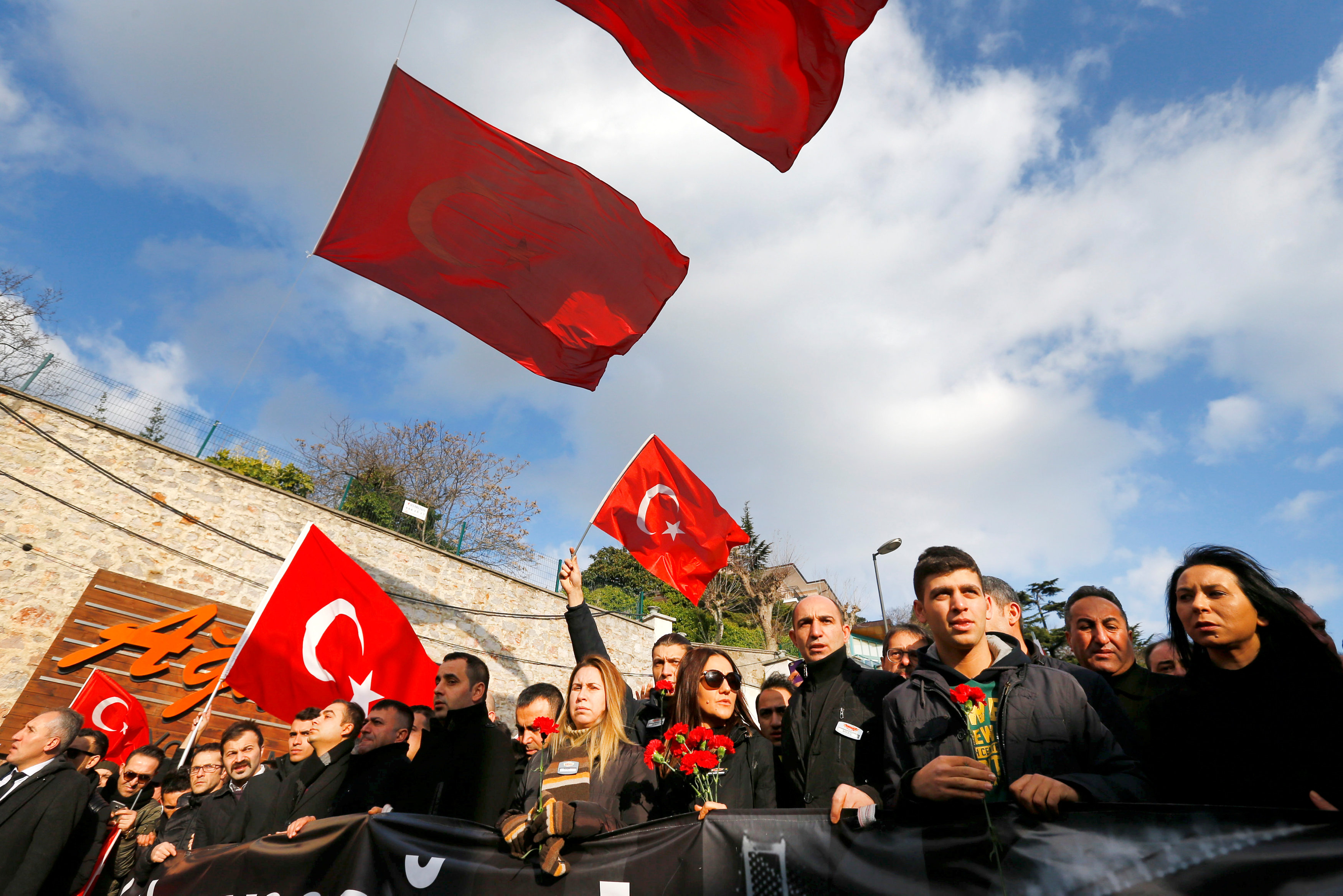 أتراك يرفعون علم تركيا فى وقفة للتنديد بالهجوم الإرهابى فى اسطنبول