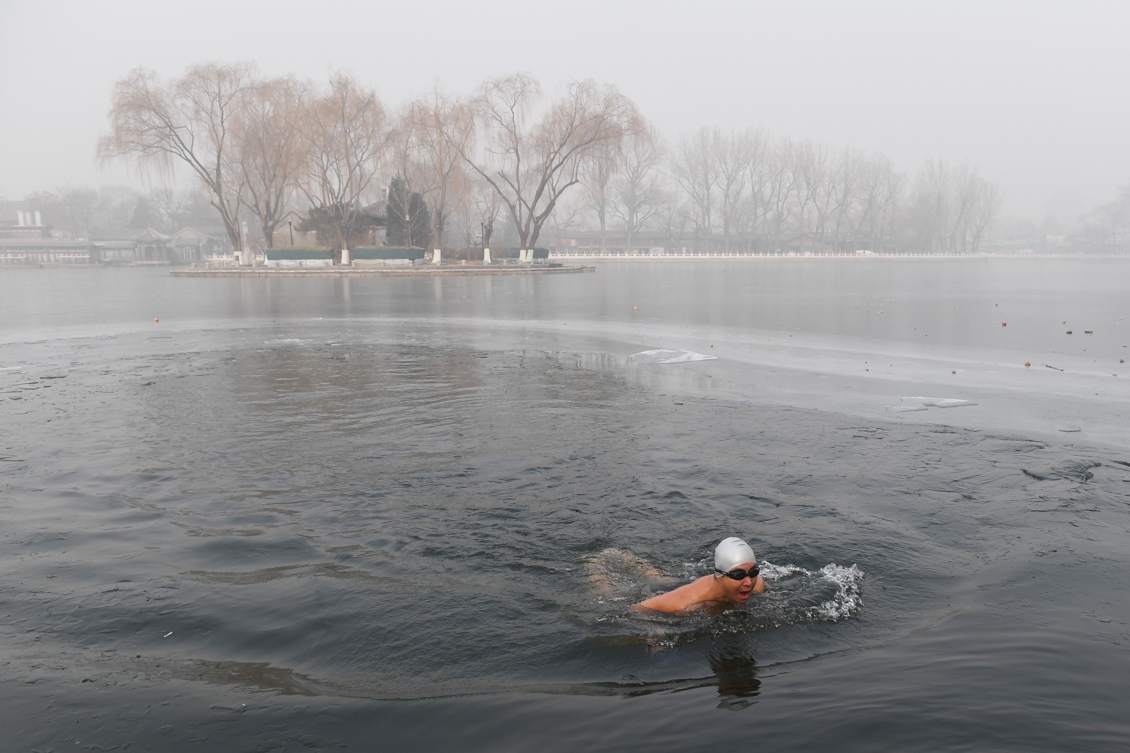 شاب صينى يسبح رغم تحذيرات من الطقس السئ