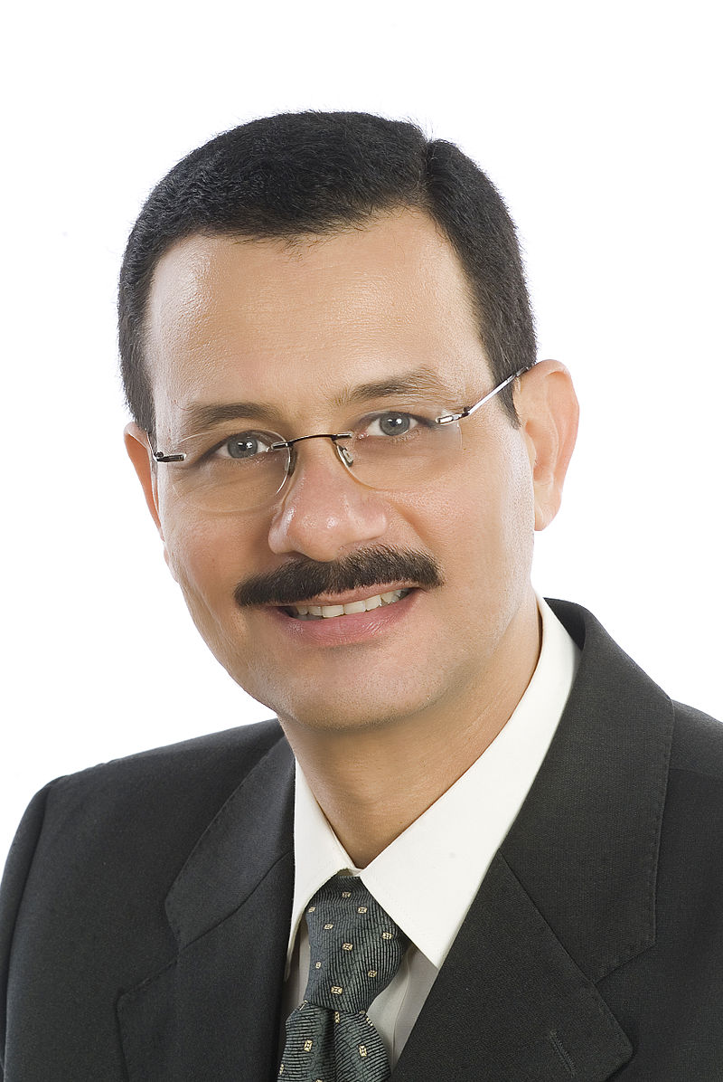  الدكتور أحمد درويش