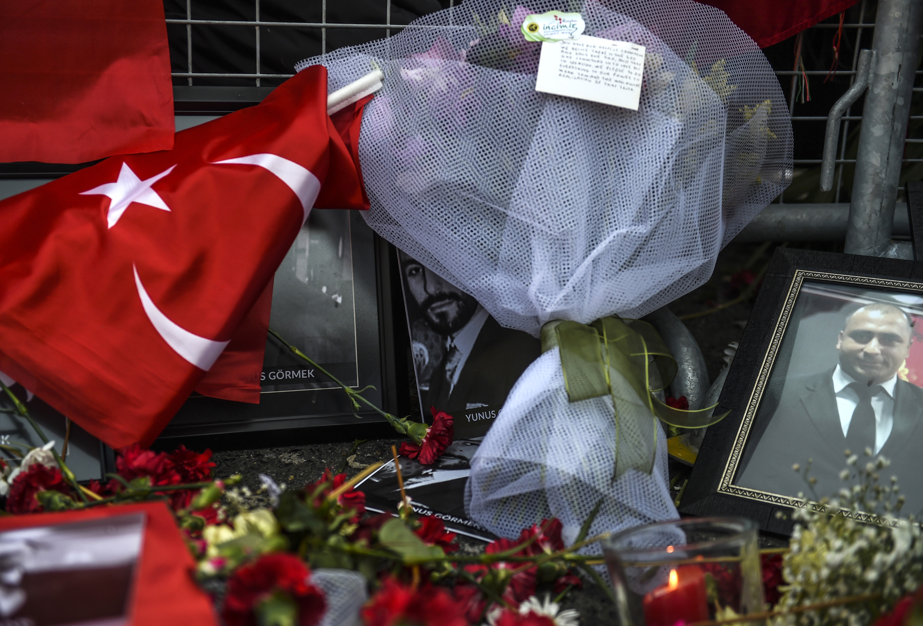 الورود بجانب صورة ضحية لهجوم اسطنبول الإرهابى
