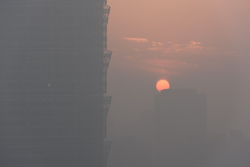 غروب الشمس أثناء الضباب فى الصين