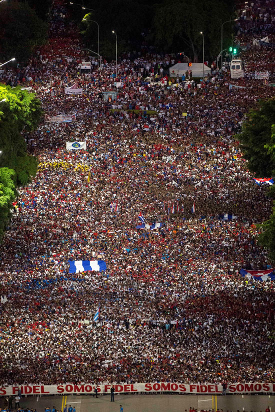 الآلاف من الكوبيين يحييون عيد القوات المسلحة