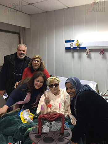 صورة جماعية مع النجمة الكبيرة نادية لطفى داخل المستشفى