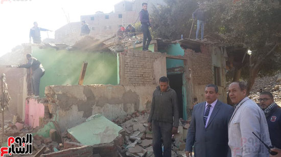 نائب محافظ القاهرة يتفقد أعمال تهذيب صخرة الدويقة