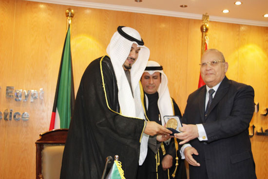 وزير العدل يمنح الوفد الكويتي ميداليات التكريم
