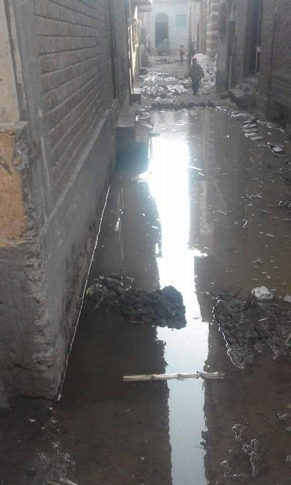 المياه الجوفية تهدد منازل القرية بالانهيار