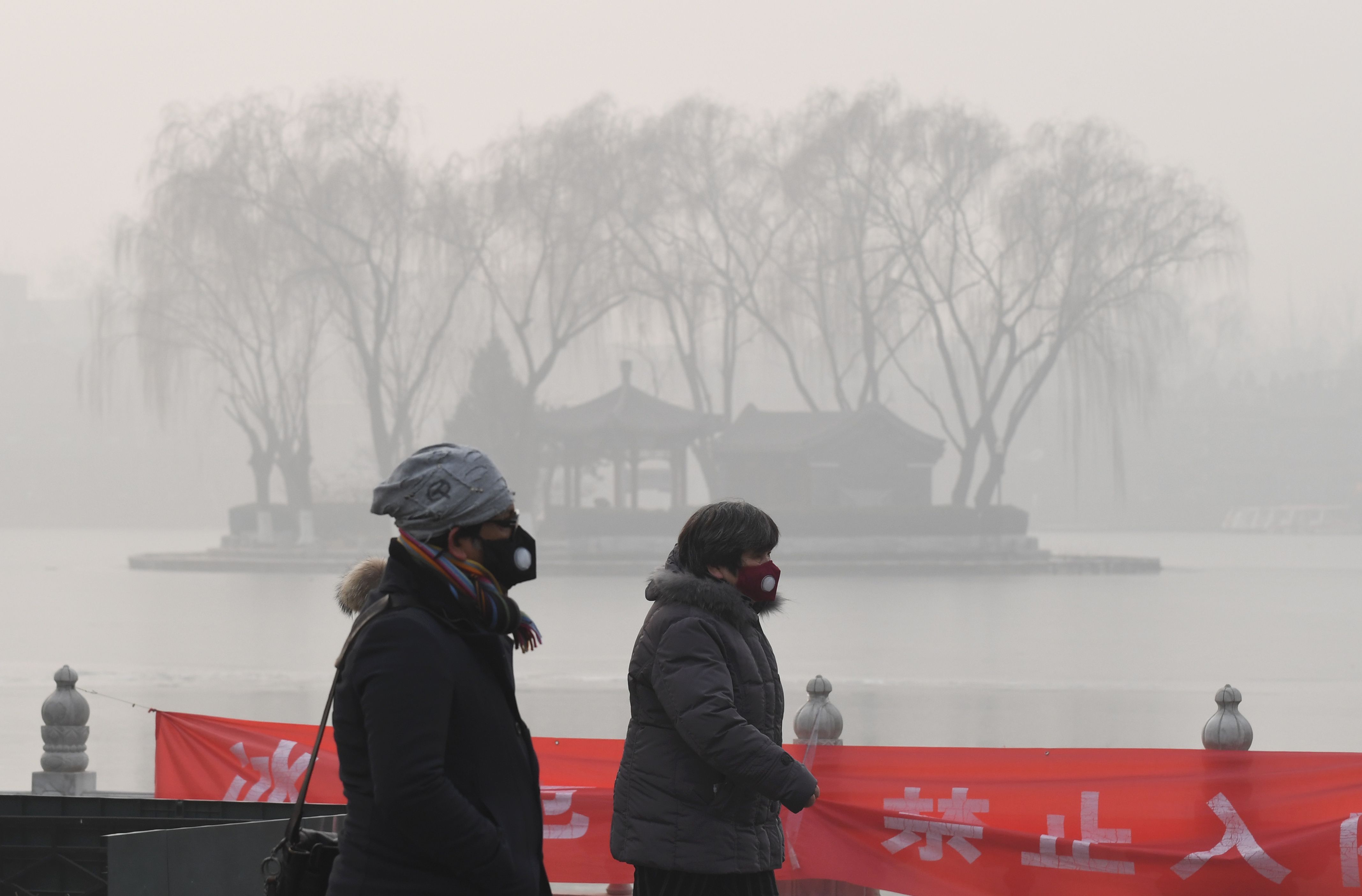 الصينيون يلجأون للملابس الثقيلة لمواجهة البرد القارس