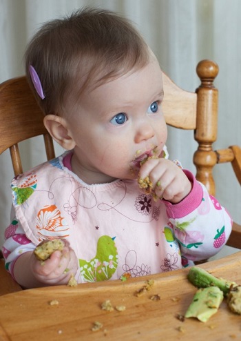 أكل الرضع فى عمر 7 أشهر