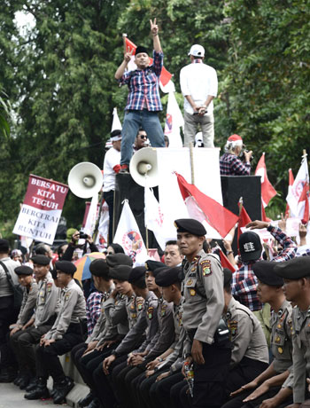 الشرطة الإندونيسية بالقرب من المؤيدين والمعارضين لحاكم جاكرتا