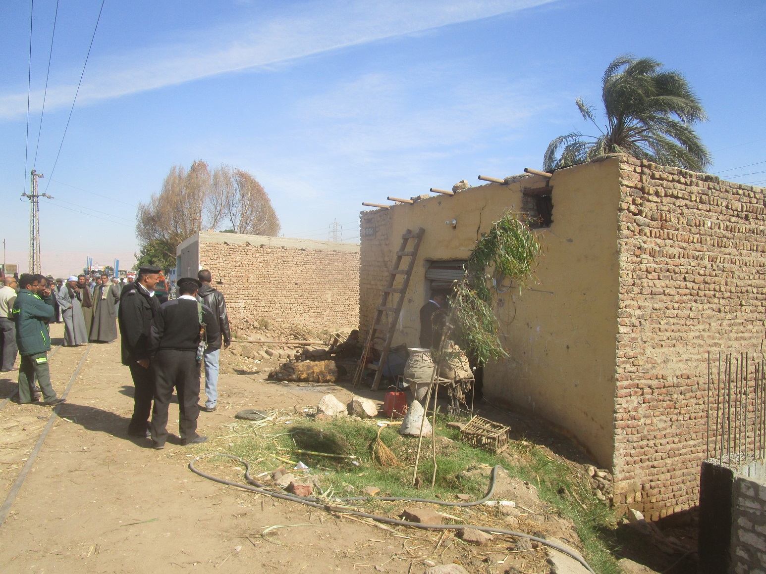 2- قوات الأمن تزيل منزل مخالف بالزراعات بإسنا