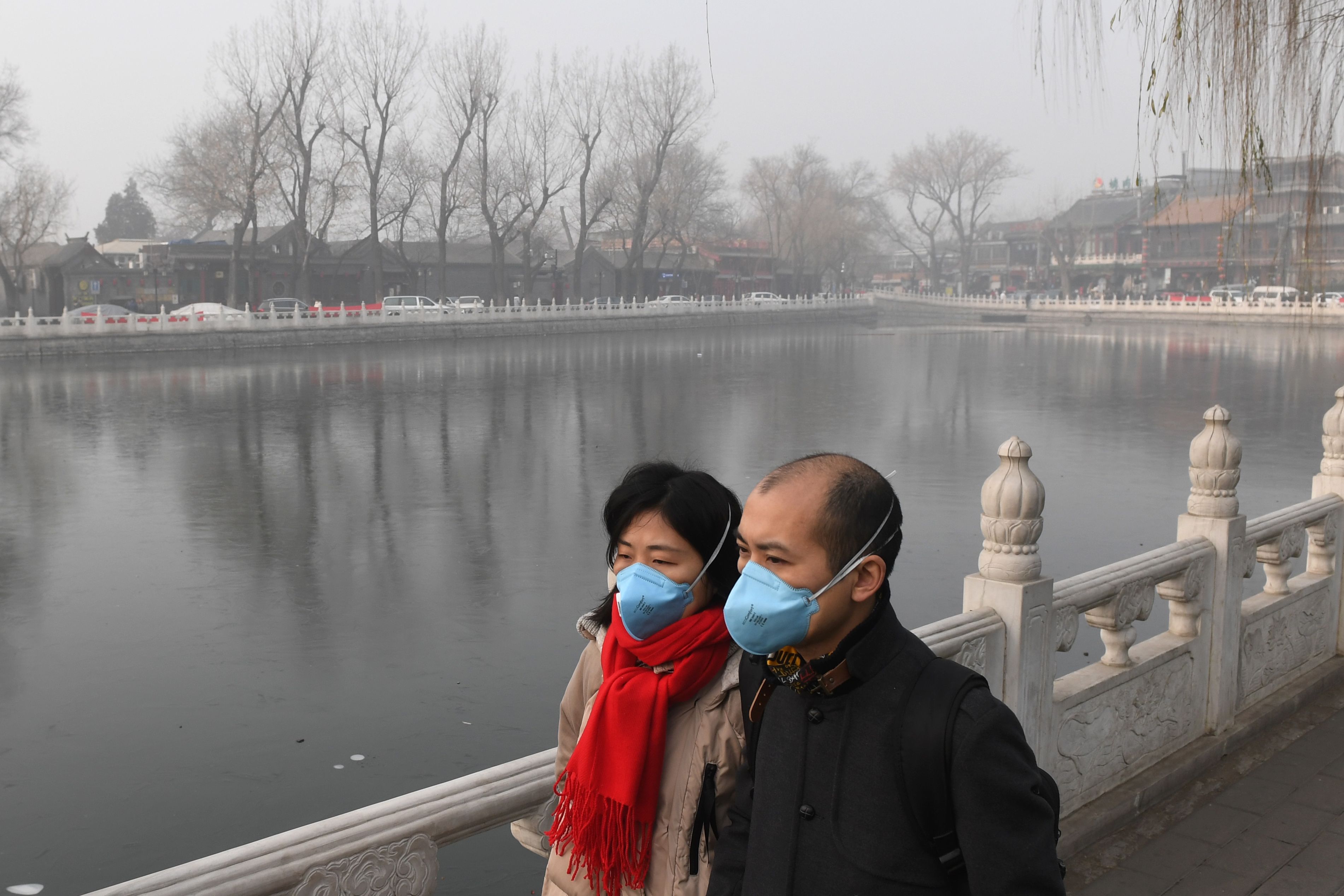 الصينيون يستخدمون الكمامات لمواجهة أدخنة الضباب