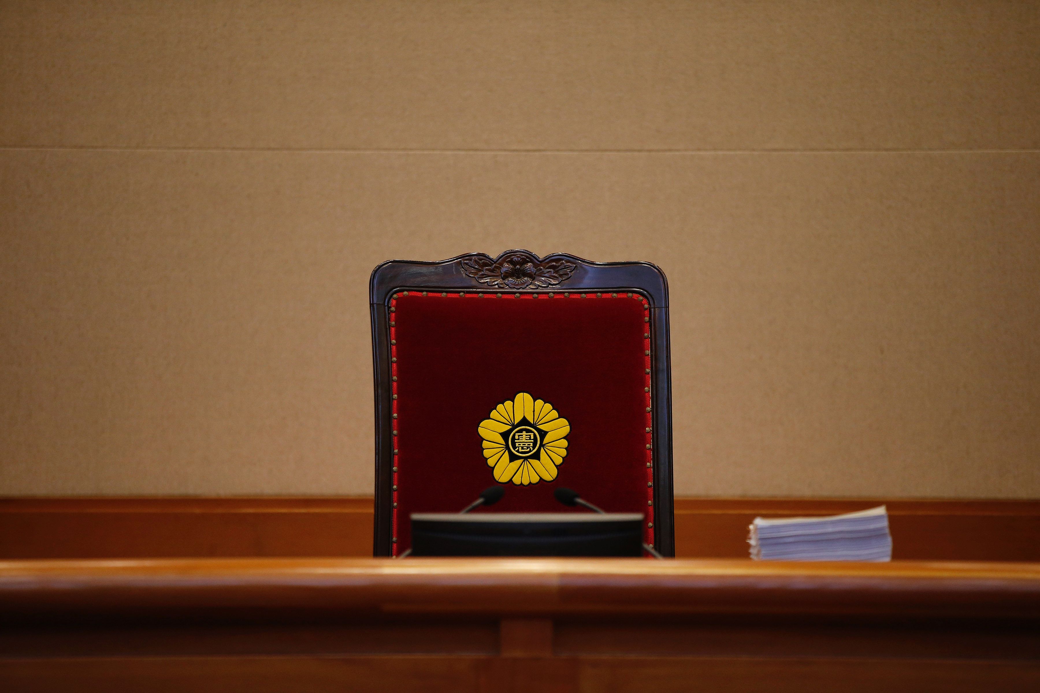 مقعد رئيس المحكمة الدستورية الكورية الجنوبية فارغًا قبل بدء المحاكمة