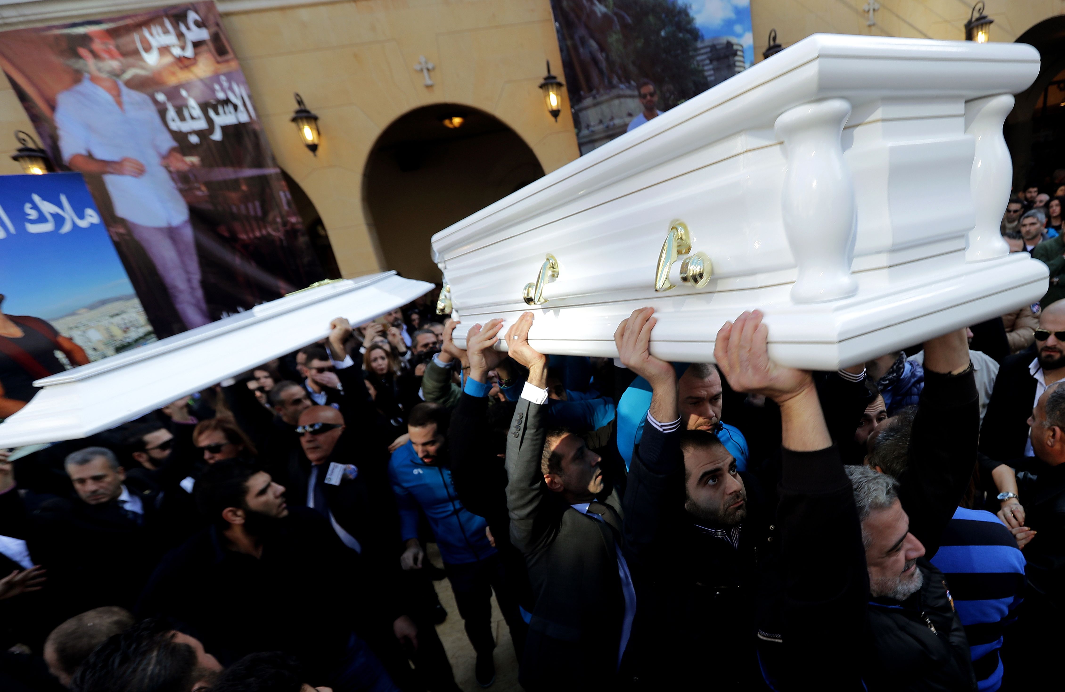 أسرة قتيل لبنانى فى حادث اسطنبول يحملون نعشه