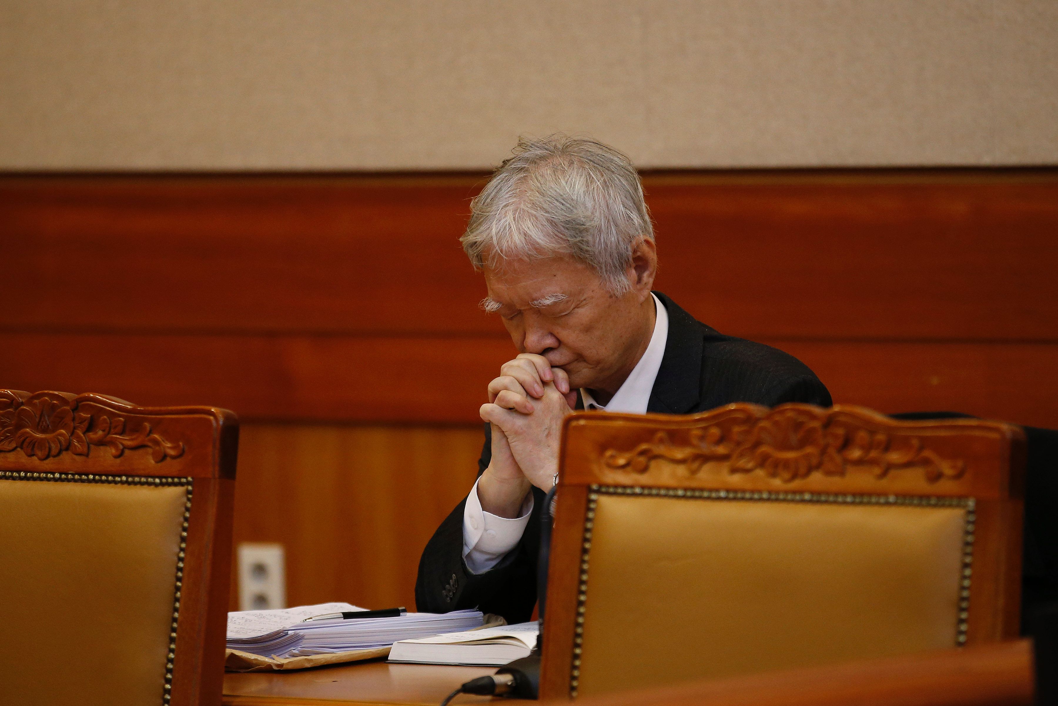 محامى رئيسة كوريا الجنوبية يصلى قبل بدء جلسة المحاكمة