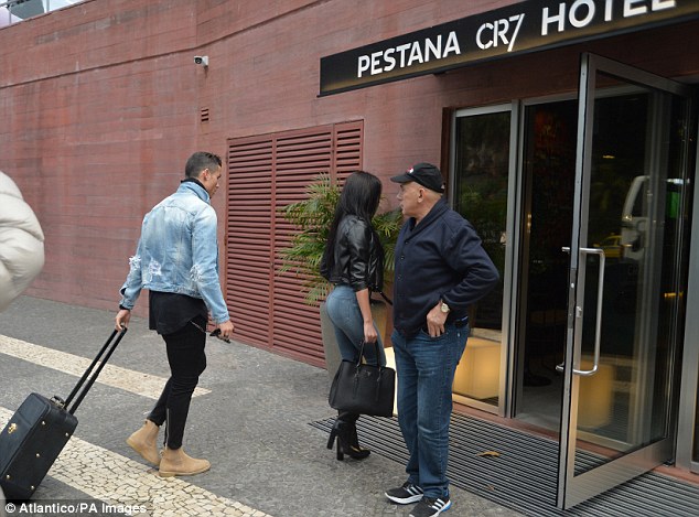 رونالدو أثناء دخوله الفندق الخاص به مع صديقته