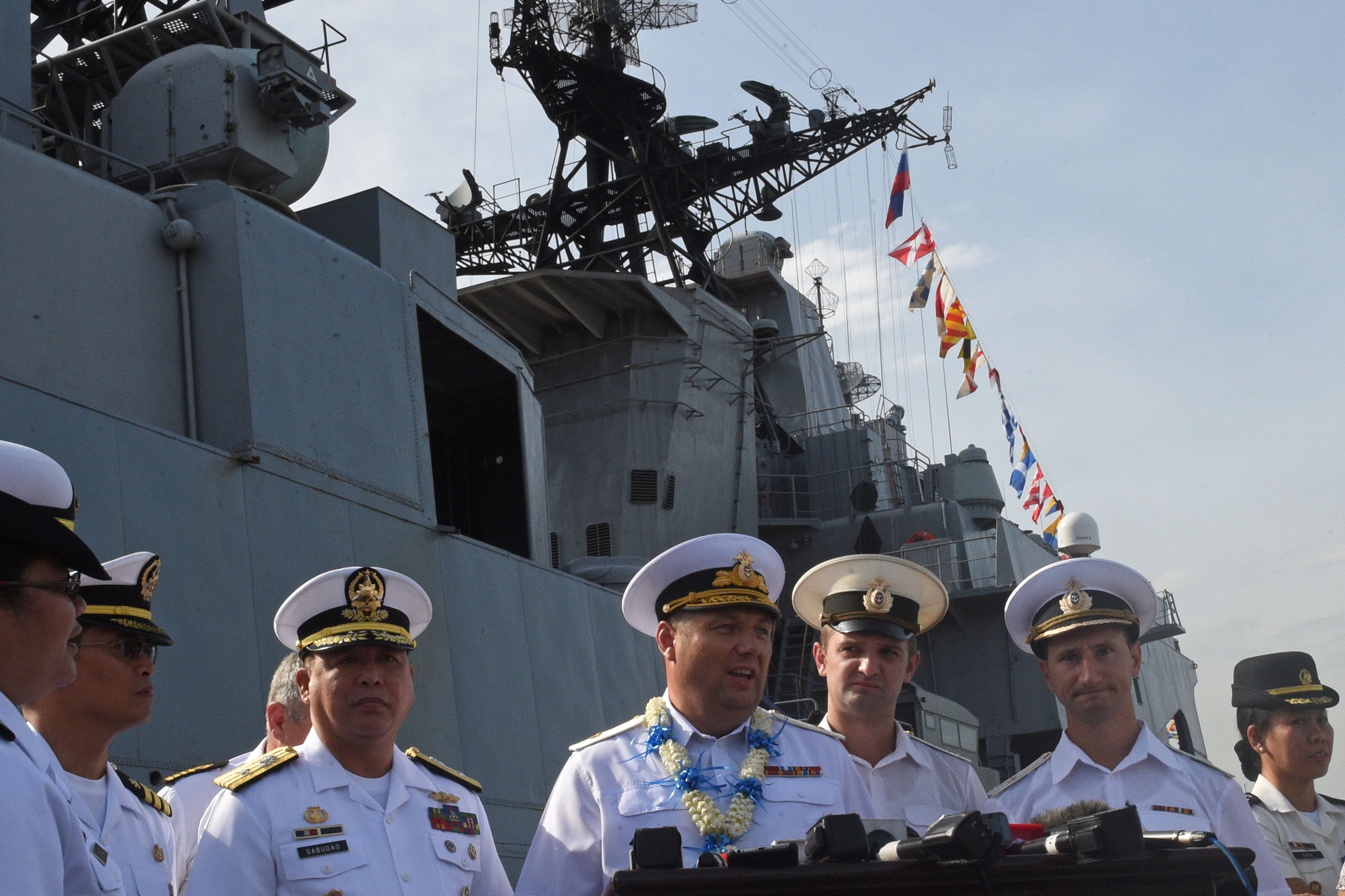 قائد أسطول البحرية الروسية ادوارد ميخائيلوف خلال مؤتمر صحفى مع ضباط البحرية الفلبينية