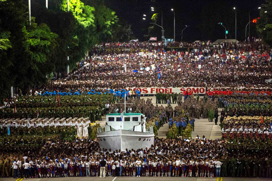 الآلاف من الكوبيين  يحملون اليخت الذي اتى بالأخوين كاسترو إلى كوبا