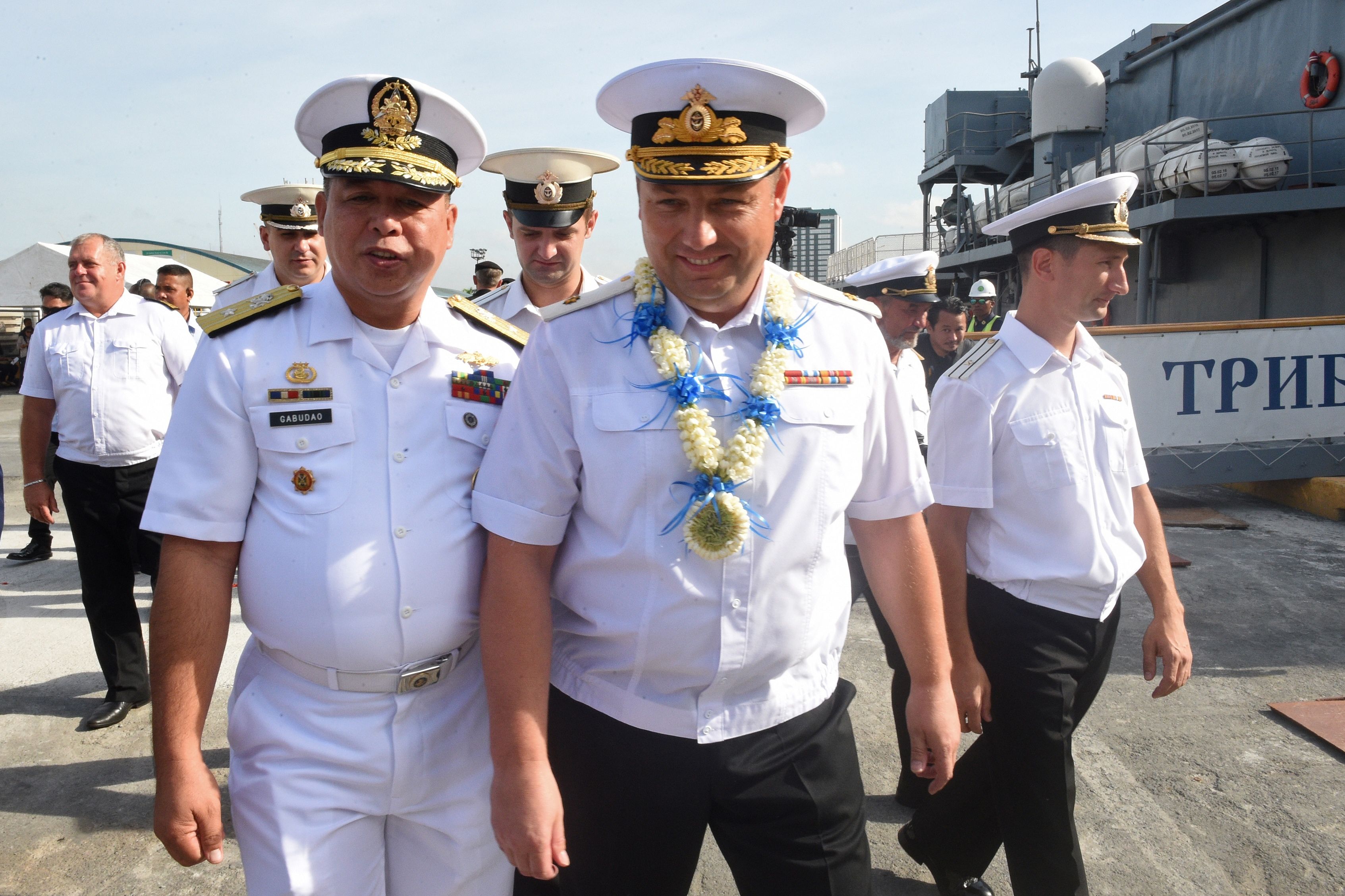 قائد أسطول البحرية الروسية والعميد البحرى الفلبينى فرانسيسكو جابوده