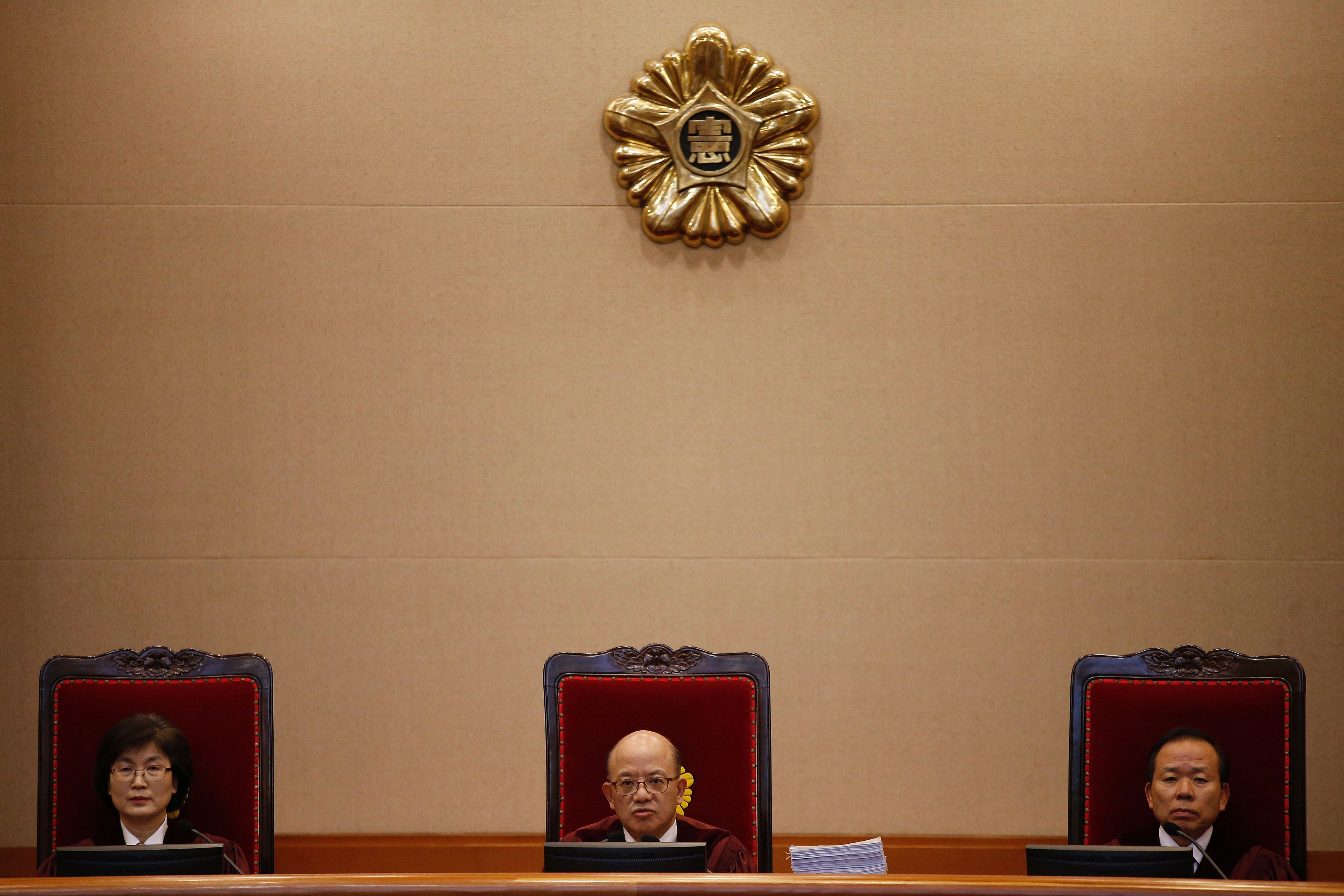 قضاة المحكمة الدستورية الكورية الجنوبية أثناء المحاكمة