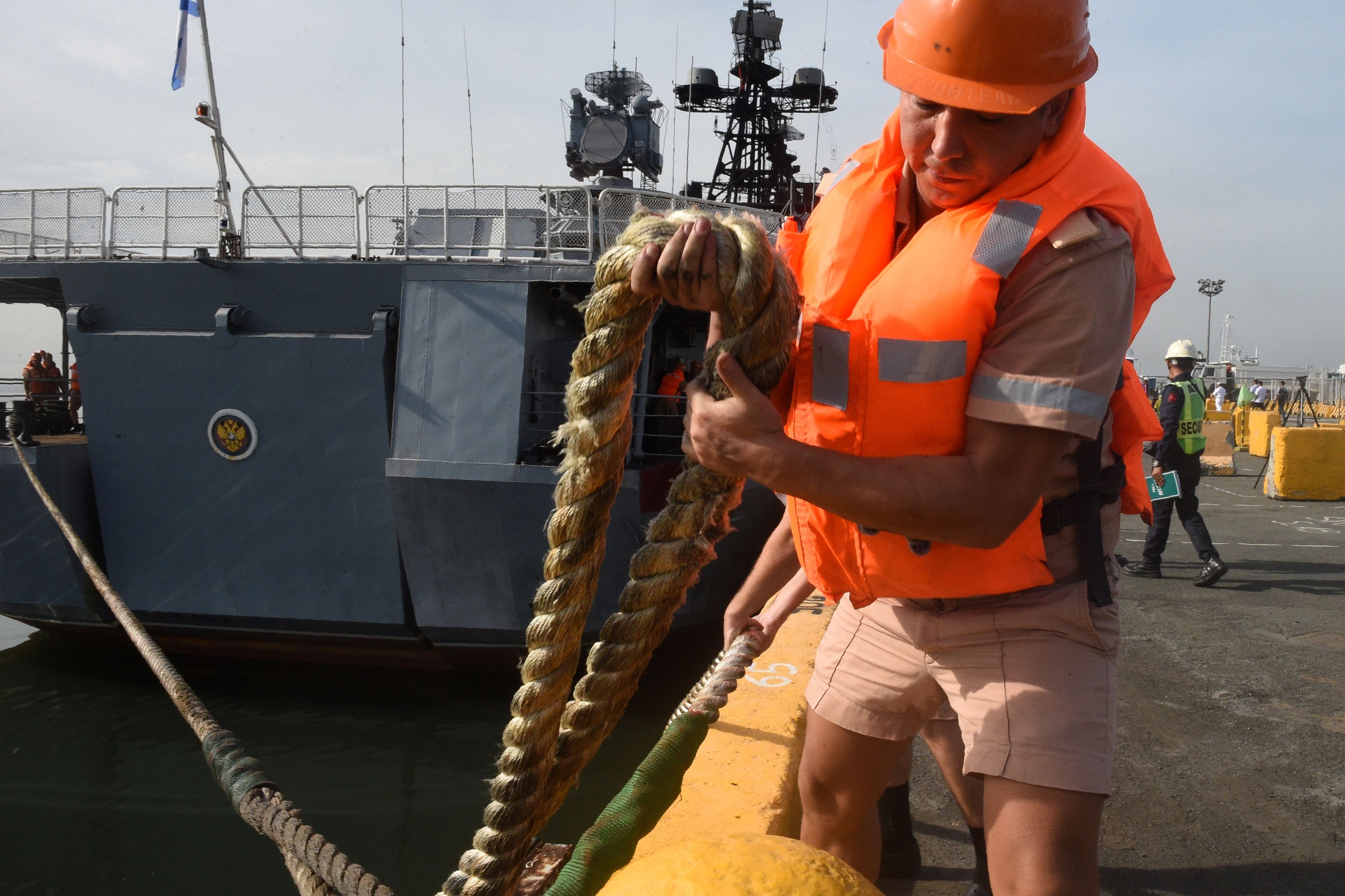 أحد أفراد البحرية الروسية يرفع حبل السفينة تريبوتس