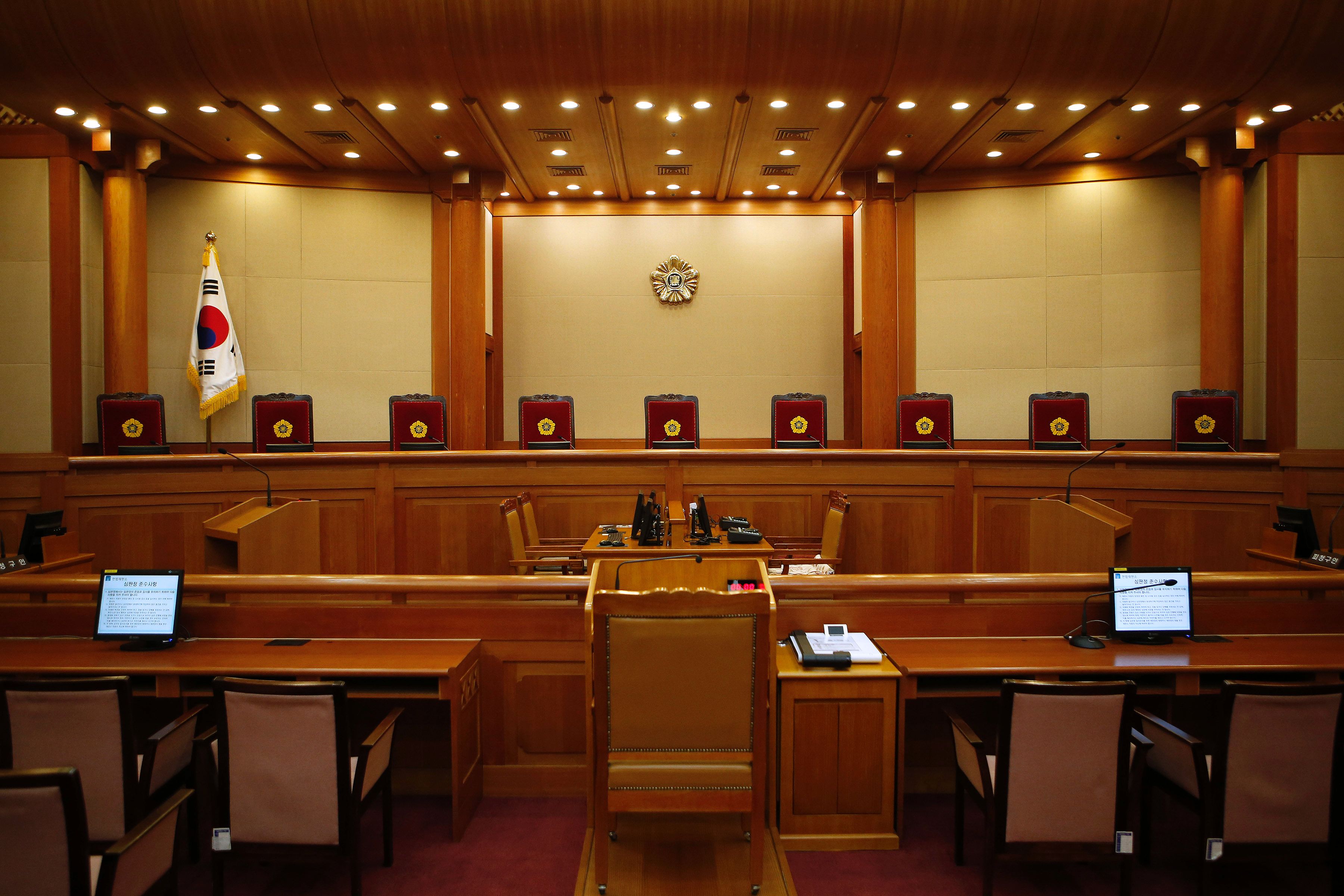 قاعة المحكمة الدستورية الكورية الجنوبية فارغة قبل المحاكمة