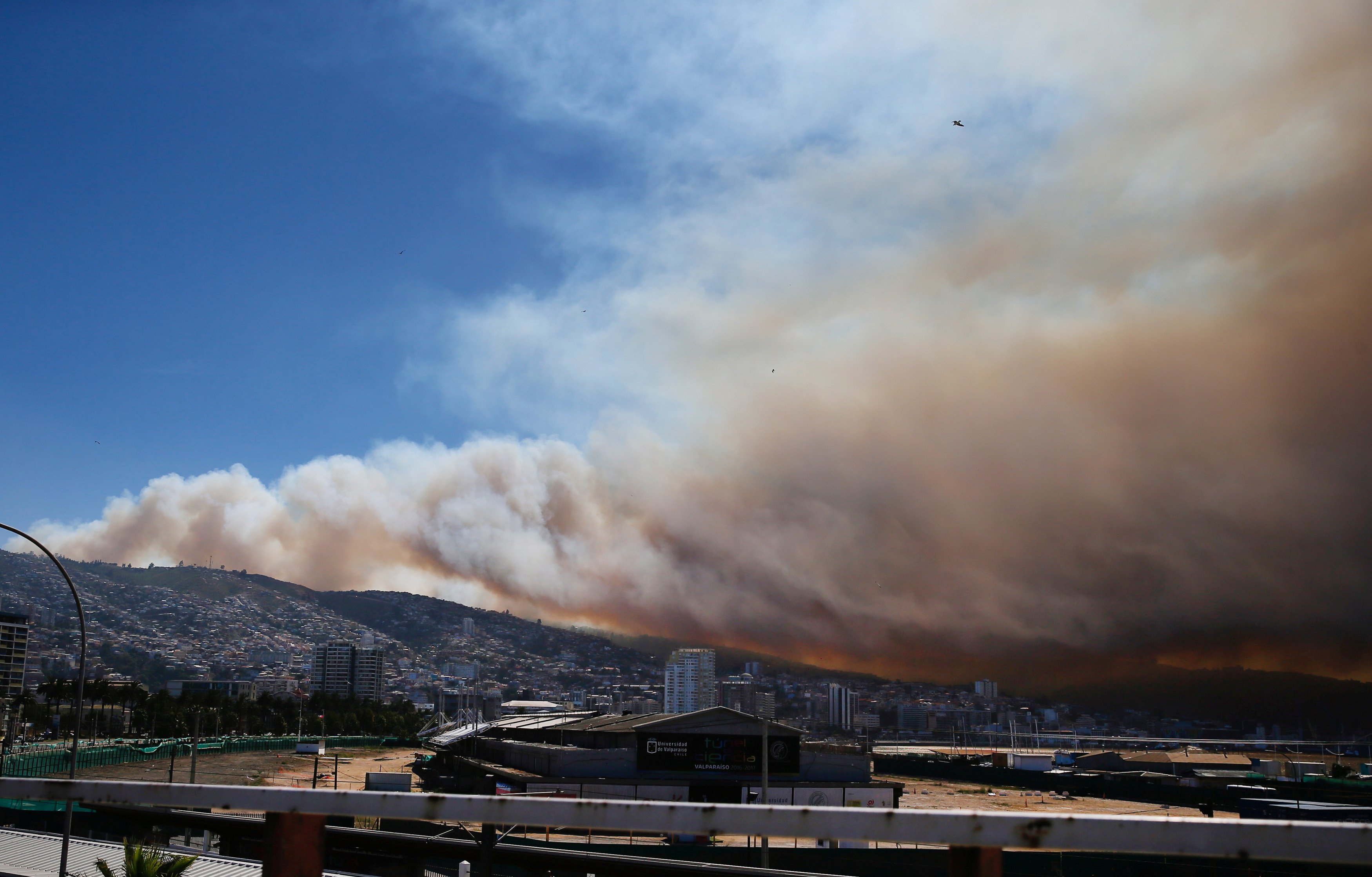 سحابة من الدخان تغطى سماء تشيلى بسبب حرائق الغابات