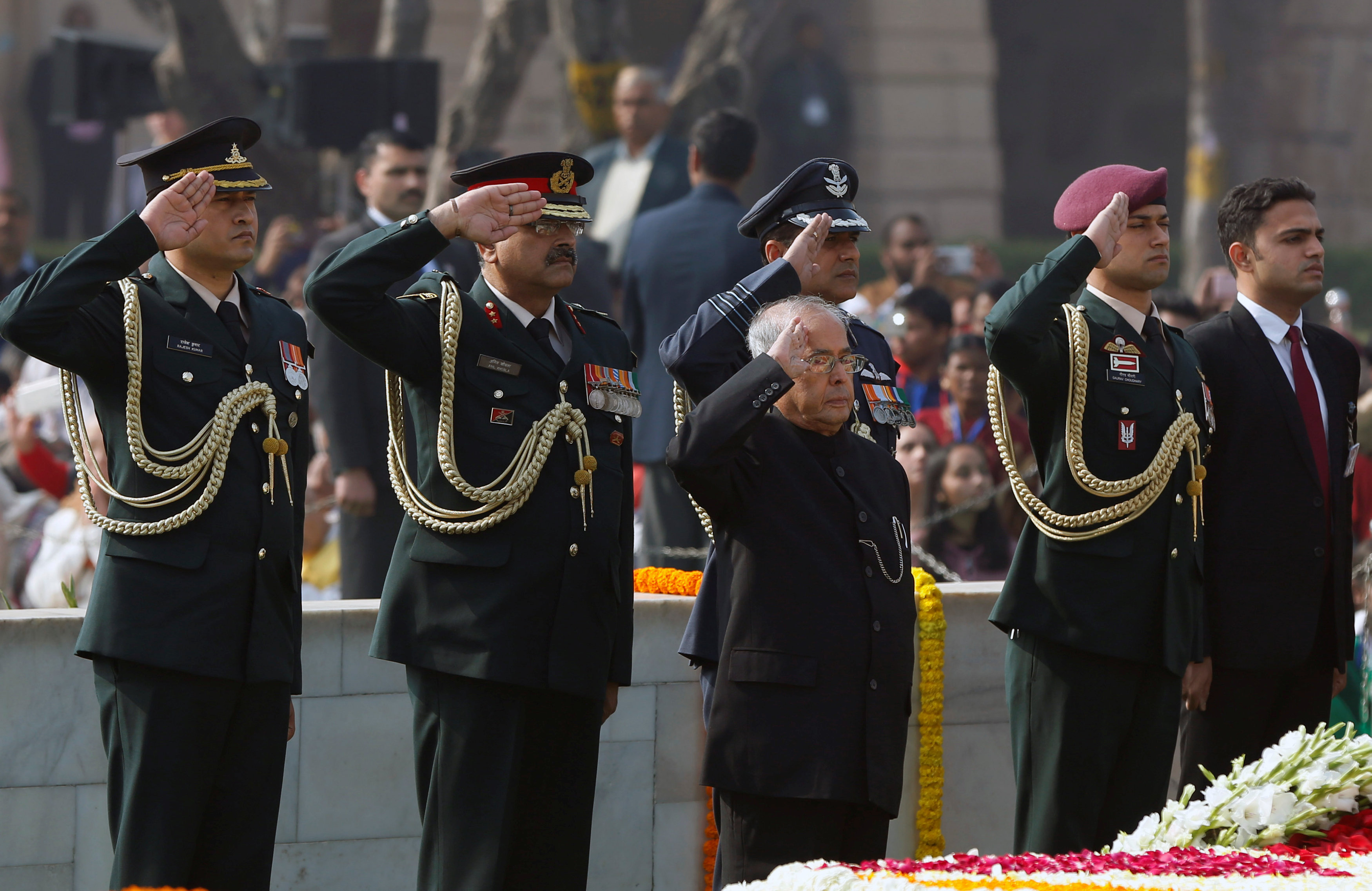 الرئيس الهندى يؤدى التحية العسكرية أمام نصب المهاتما غاندى فى نيوديلهى
