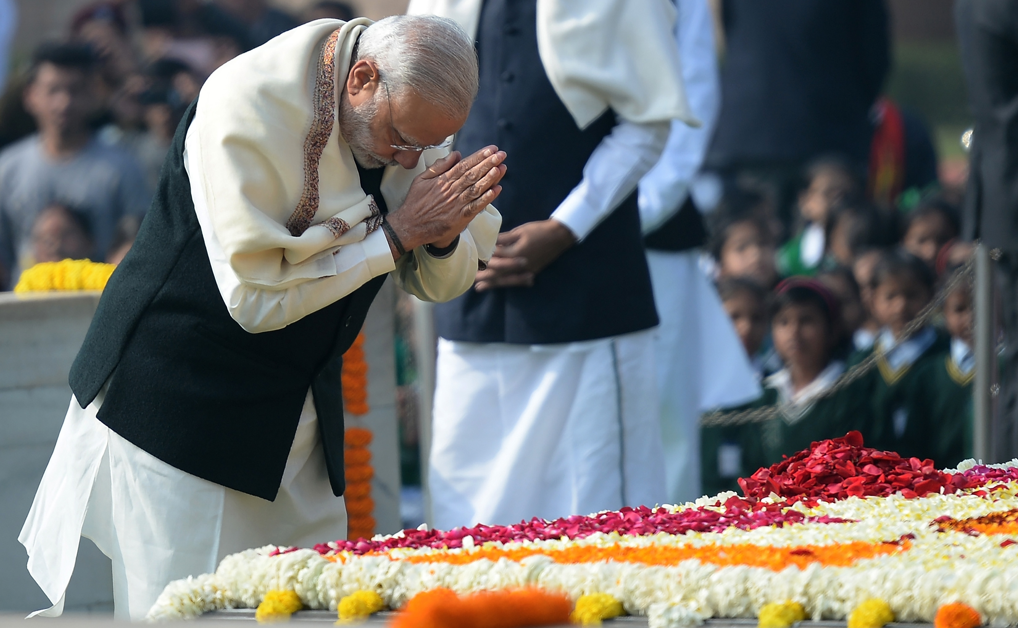 رئيس الوزراء الهندى يصلى أمام النصب التذكارى للمهاتما غاندى فى ذكرى وفاته الـ69