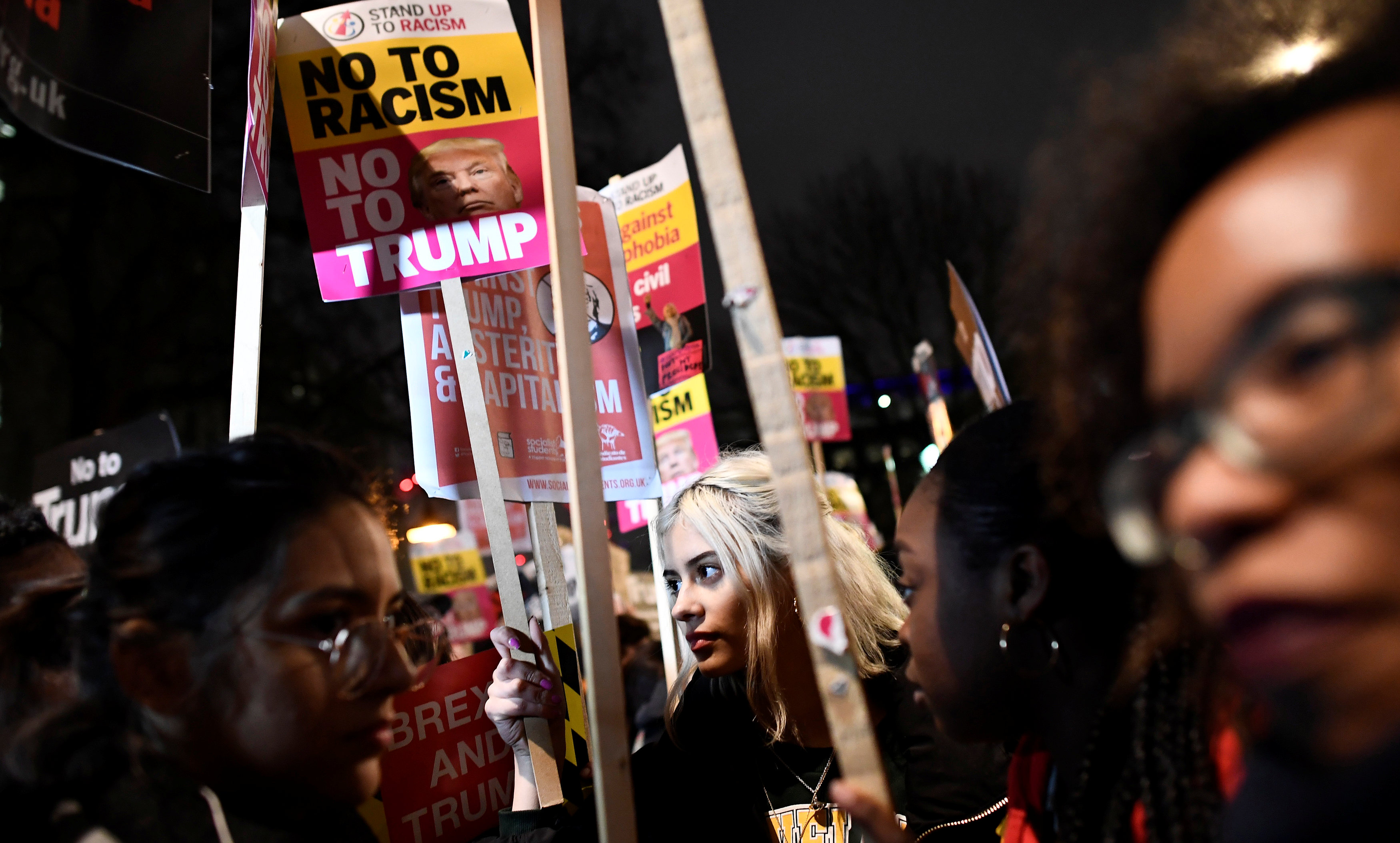نساء يشاركن فى التظاهرات المعارضة ضد ترامب- رويترز