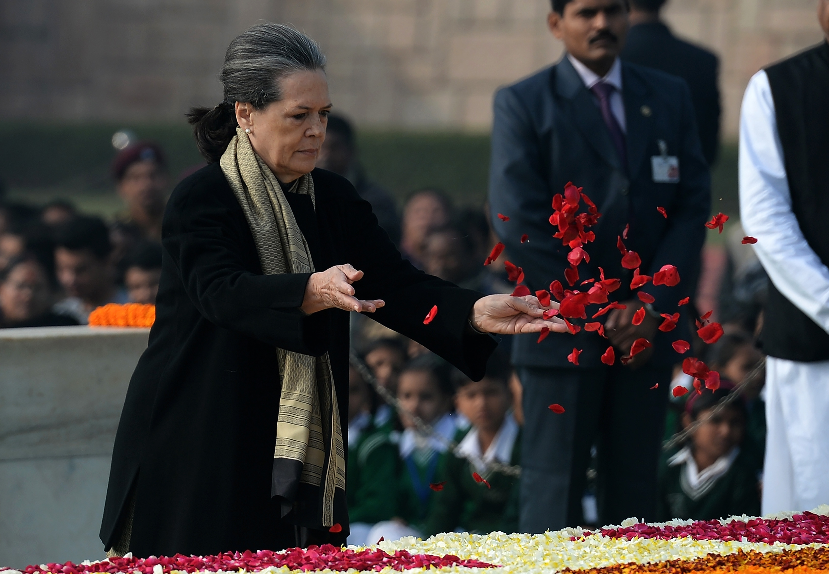 سونيا غاندى تضع الورود على النصب التذكارى للمهاتما غاندى فى ذكرى وفاته الـ69