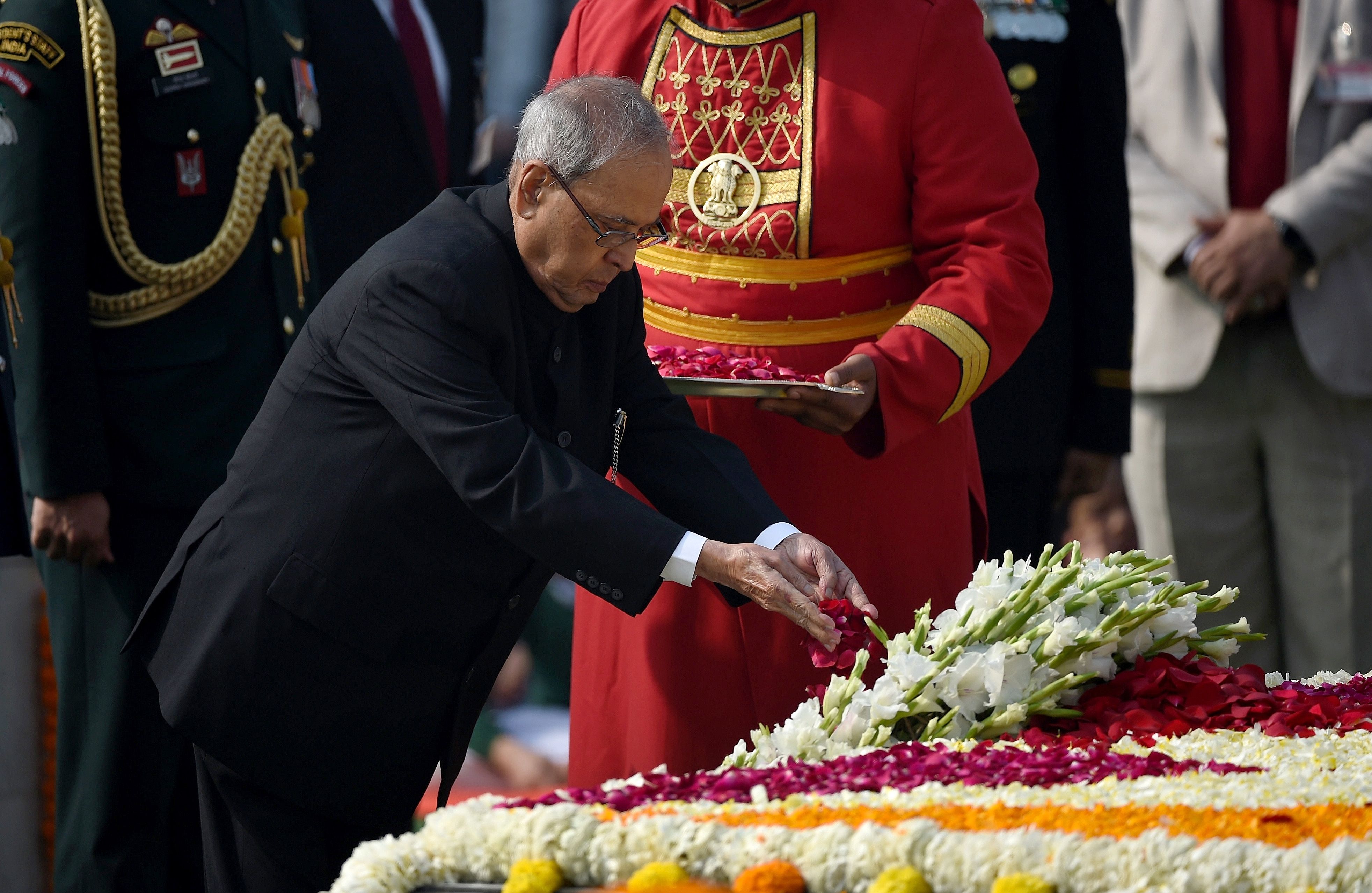 الرئيس الهندى براناب موخرجى يضع باقة ورد على النصب التذكارى للمهاتما غاندى فى ذكرى وفاته
