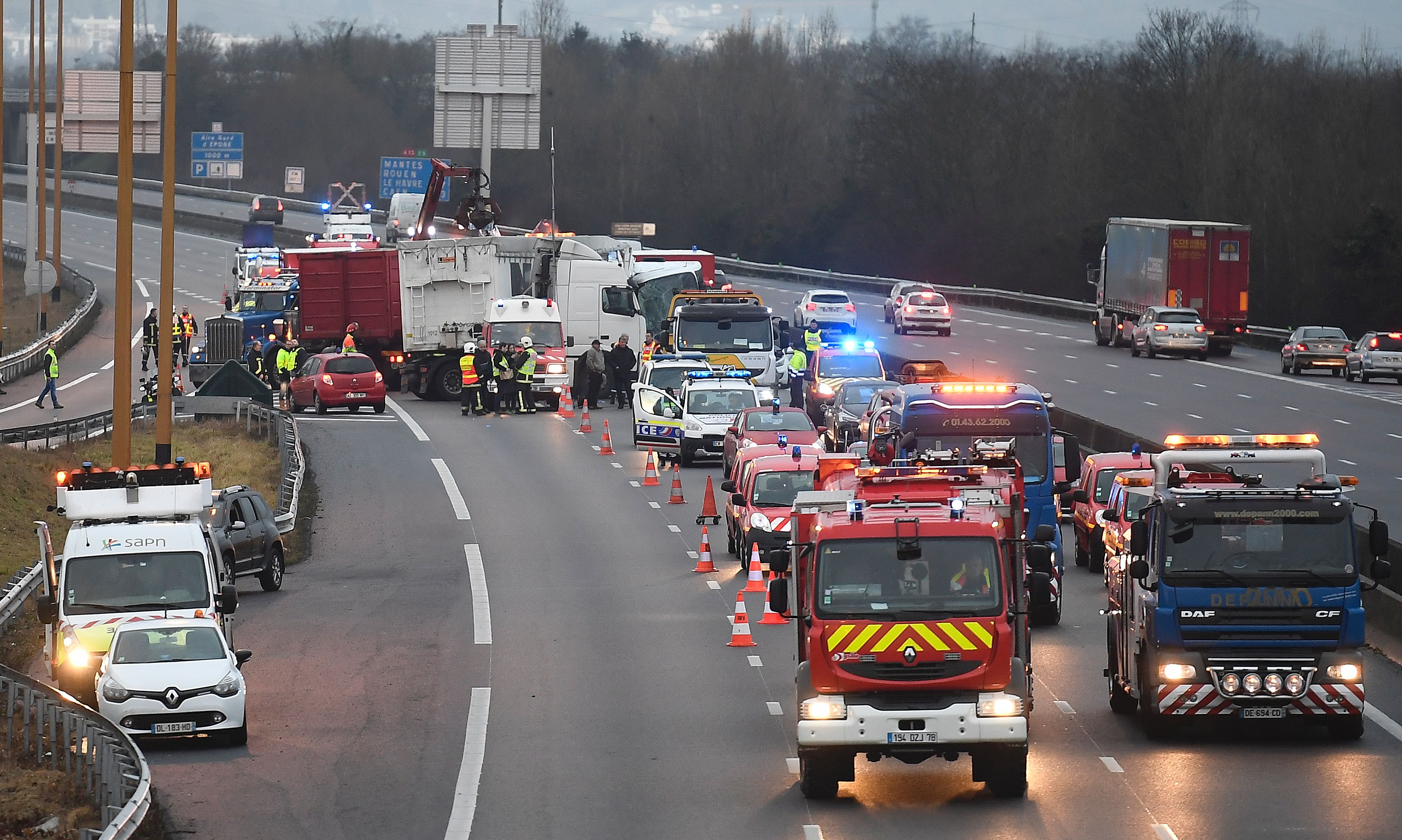 حادث تصادم كبير على الطريق السريع فى جنوب غرب باريس