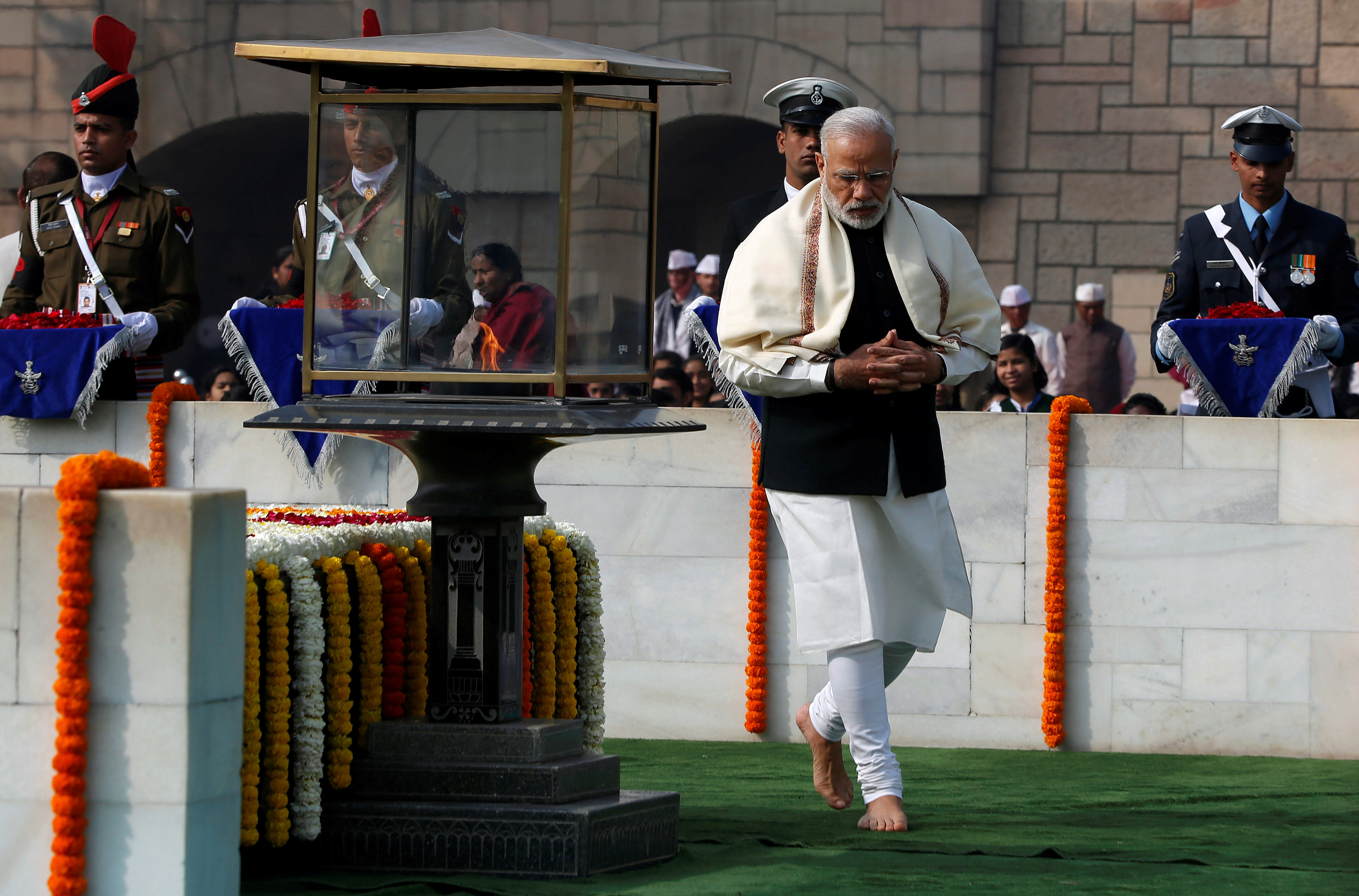 رئيس وزراء الهند نارندرا مودى يصل مسجد بابرى للمشاركة فى إحياء ذكرى وفاة غاندى