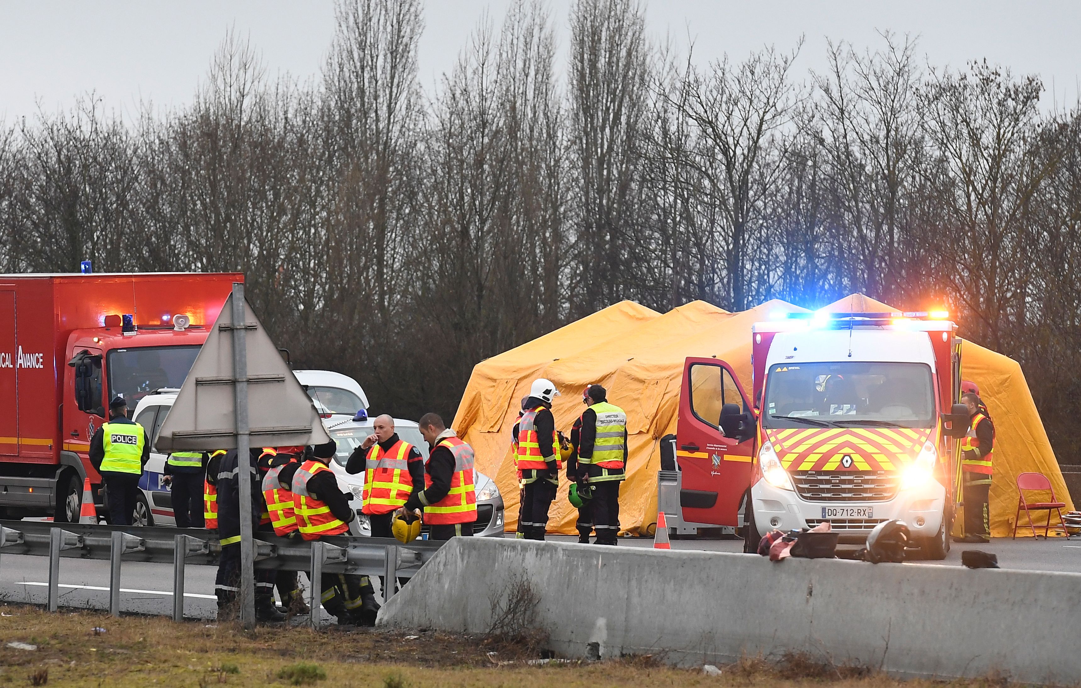 سيارة إسعاف فى موقع الحادث لنقل المصابين بجنوب غرب باريس