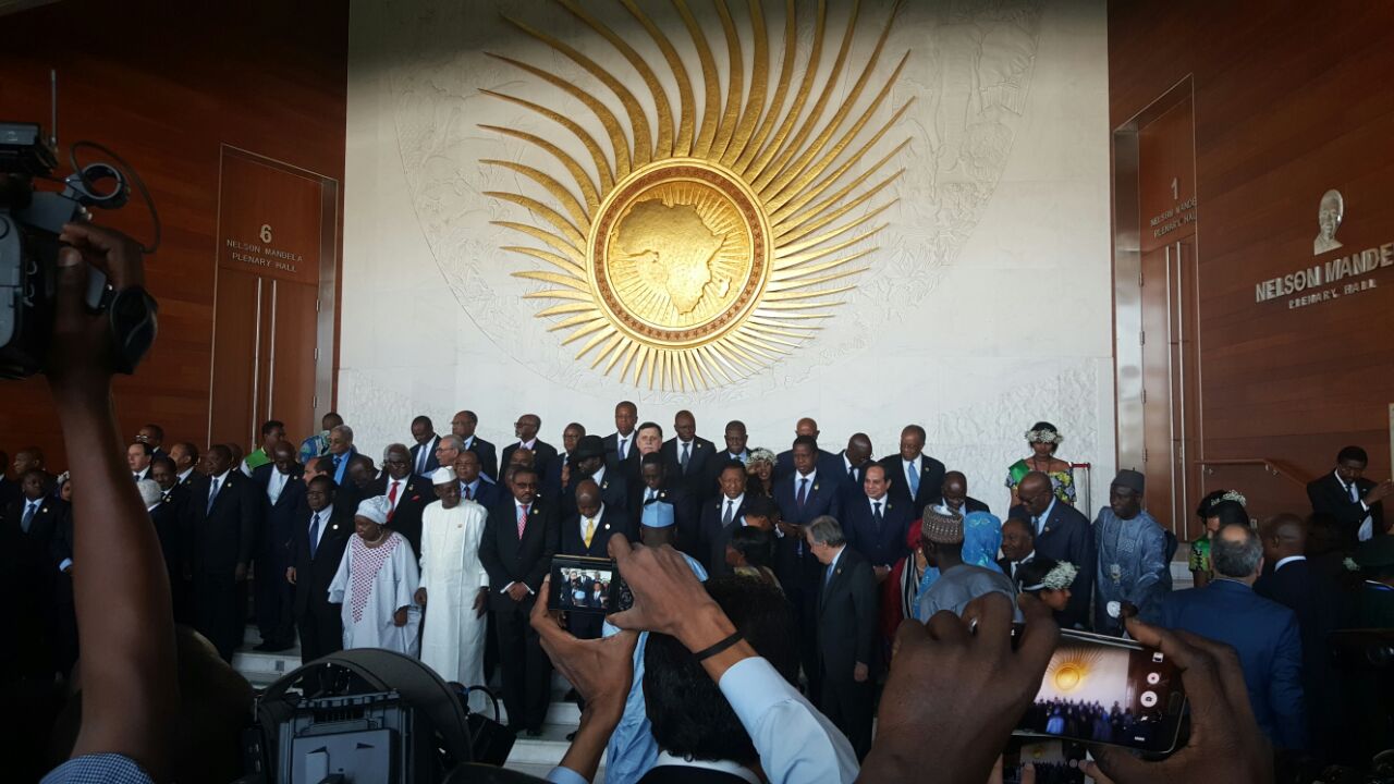 1 السيسي والقادة الأفارقة يلتقطون صورا تذكارية بمقر الاتحاد الأفريقي قبيل الجلسة الافتتاحية للقمة