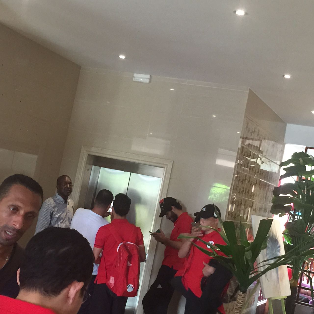 لاعبو منتخب مصر فى انتظار المصعد