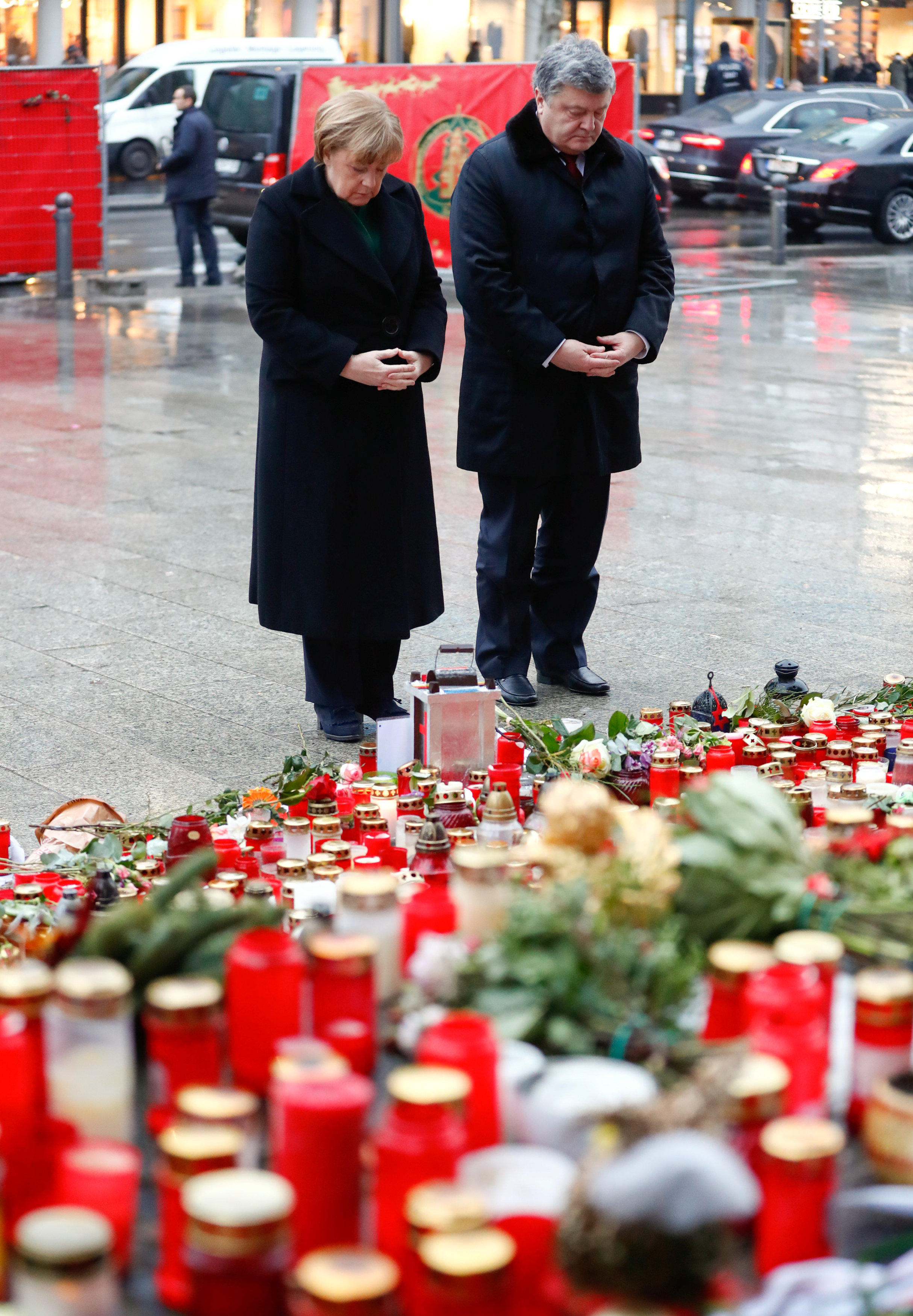 أنجيلا ميركل والرئيس الأوكرانى يزوران ساحة برلين