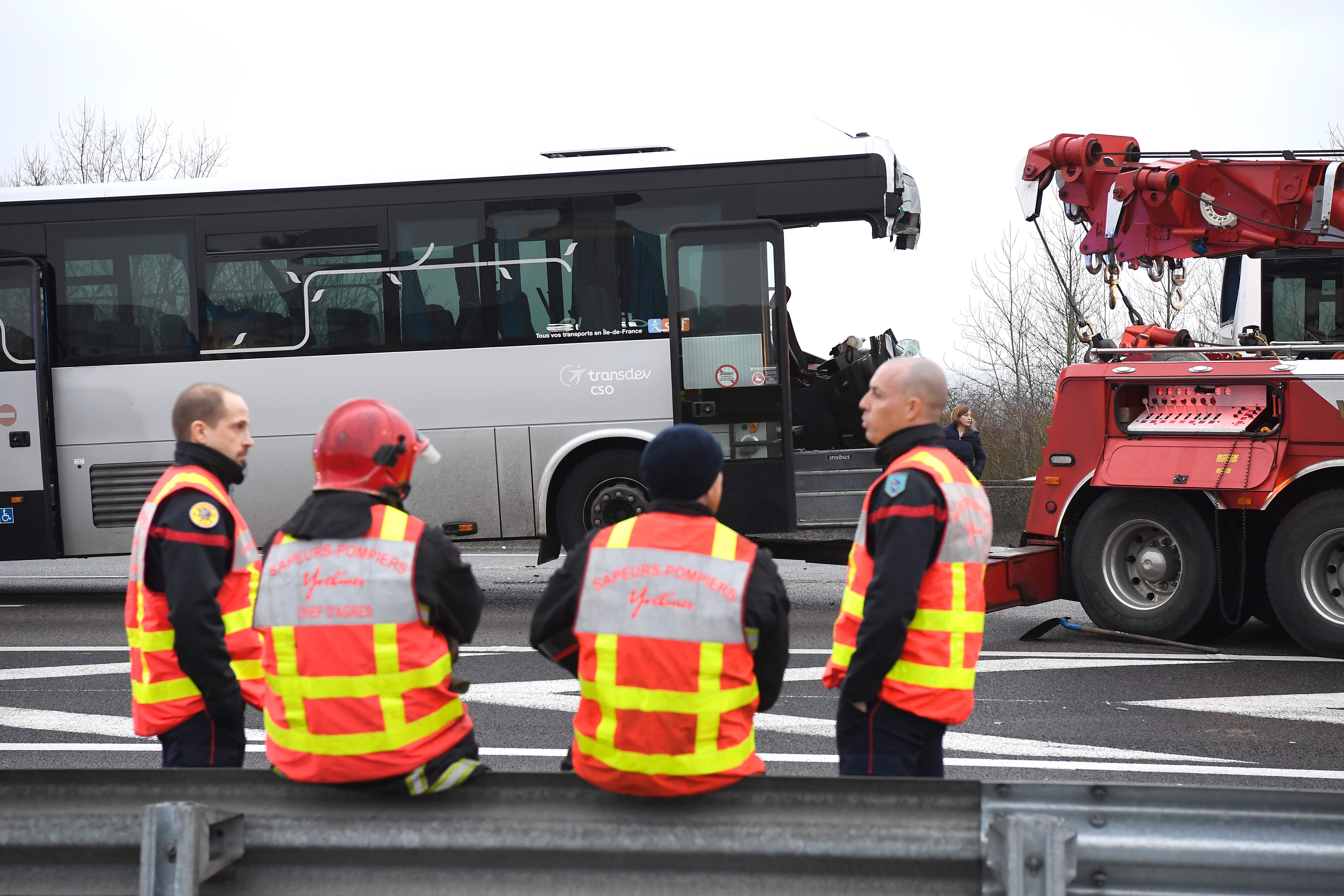 رجال الإنقاذ يرفعون السيارات المتحطمة عن الطريق لتسيير حركة المرور جنوب غرب باريس