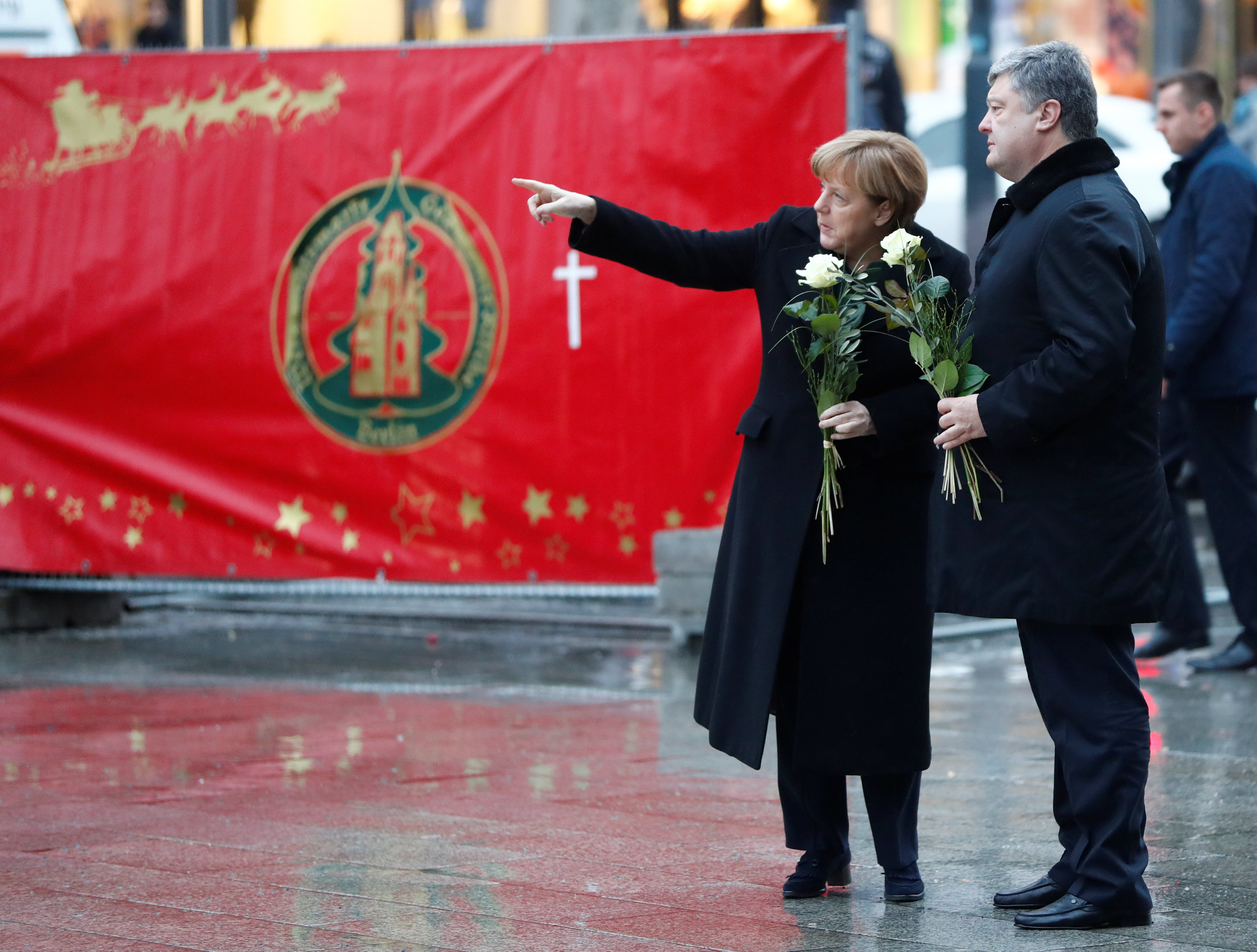 حديث بين ميركل جوالرئيس الأوكرانى خلال زيارتهما ساحة برلين
