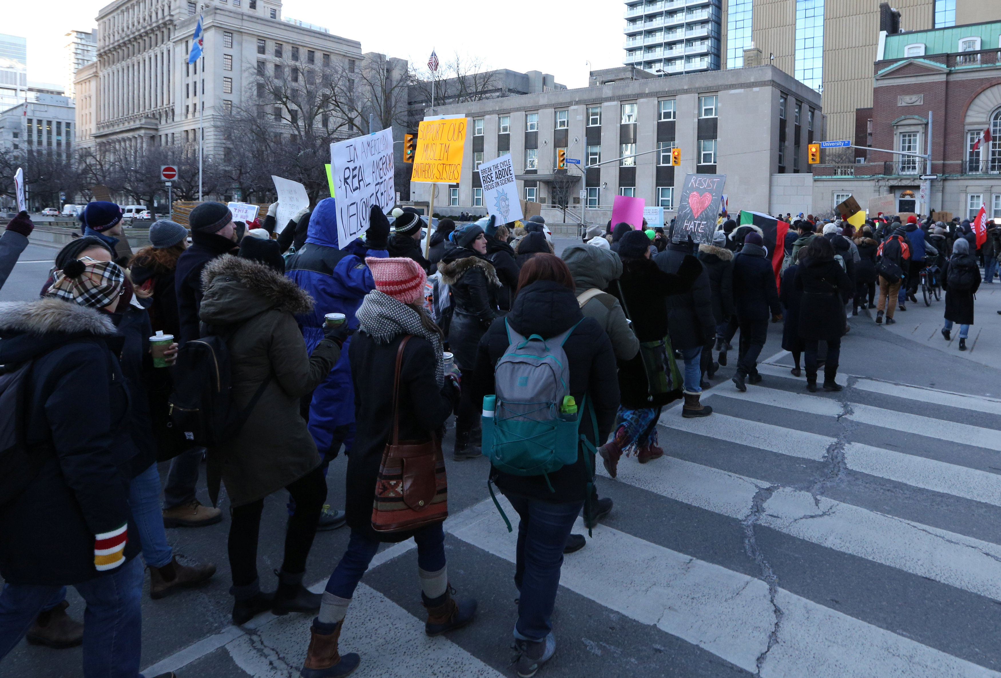 متظاهرون يتجهون إلى السفارة الأمريكية بكندا للاحتجاج على قرار ترامب بحظر السفر إلى أمريكا