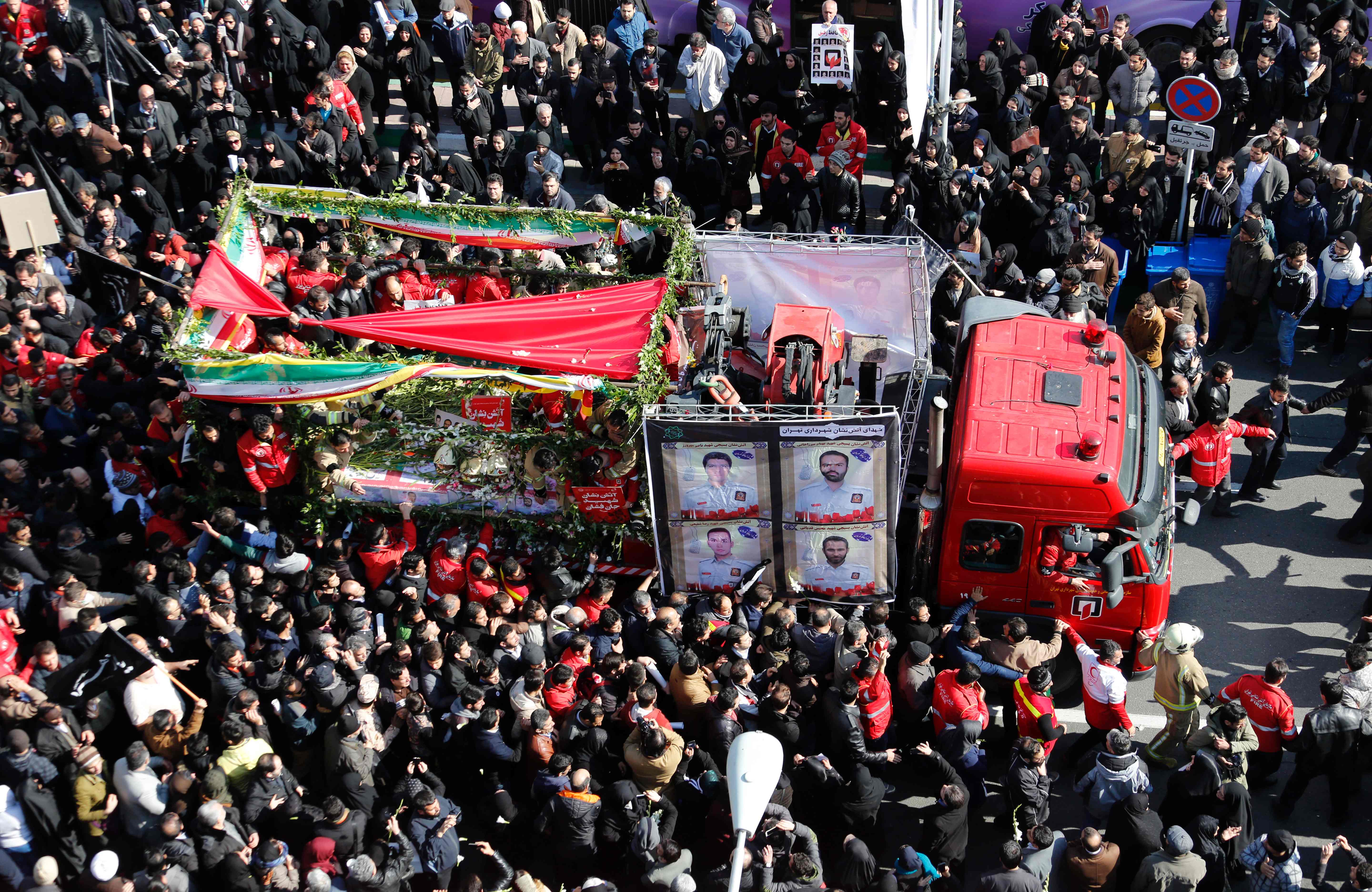 جنازة رجال اطفاء ايرانيين
