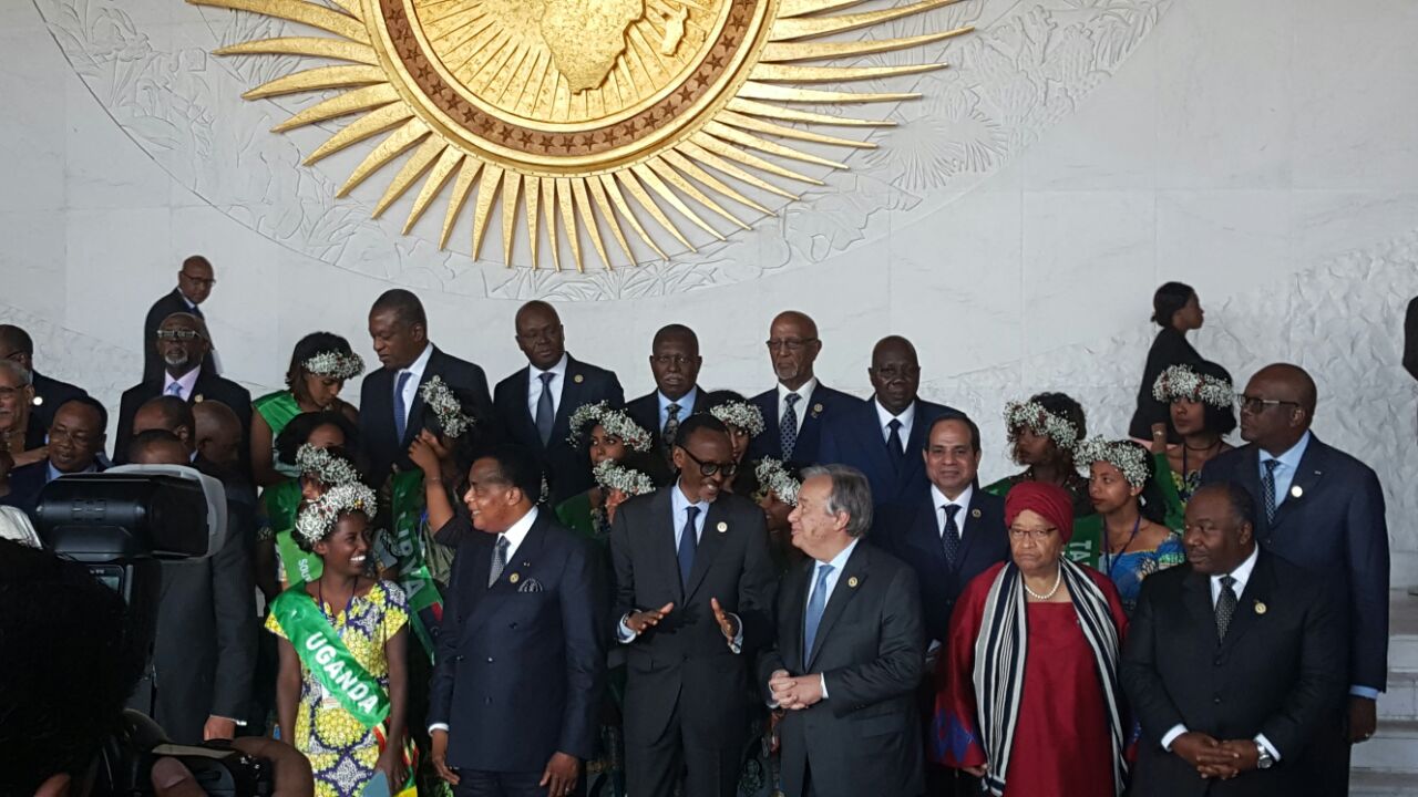 السيسي والقادة الأفارقة يلتقطون صورا تذكارية بمقر الاتحاد الأفريقي قبيل الجلسة الافتتاحية للقمة