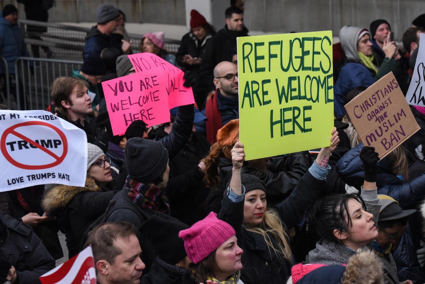مظاهرات بريطانيا يرفعون شعار اللاجئون مرحب بهم