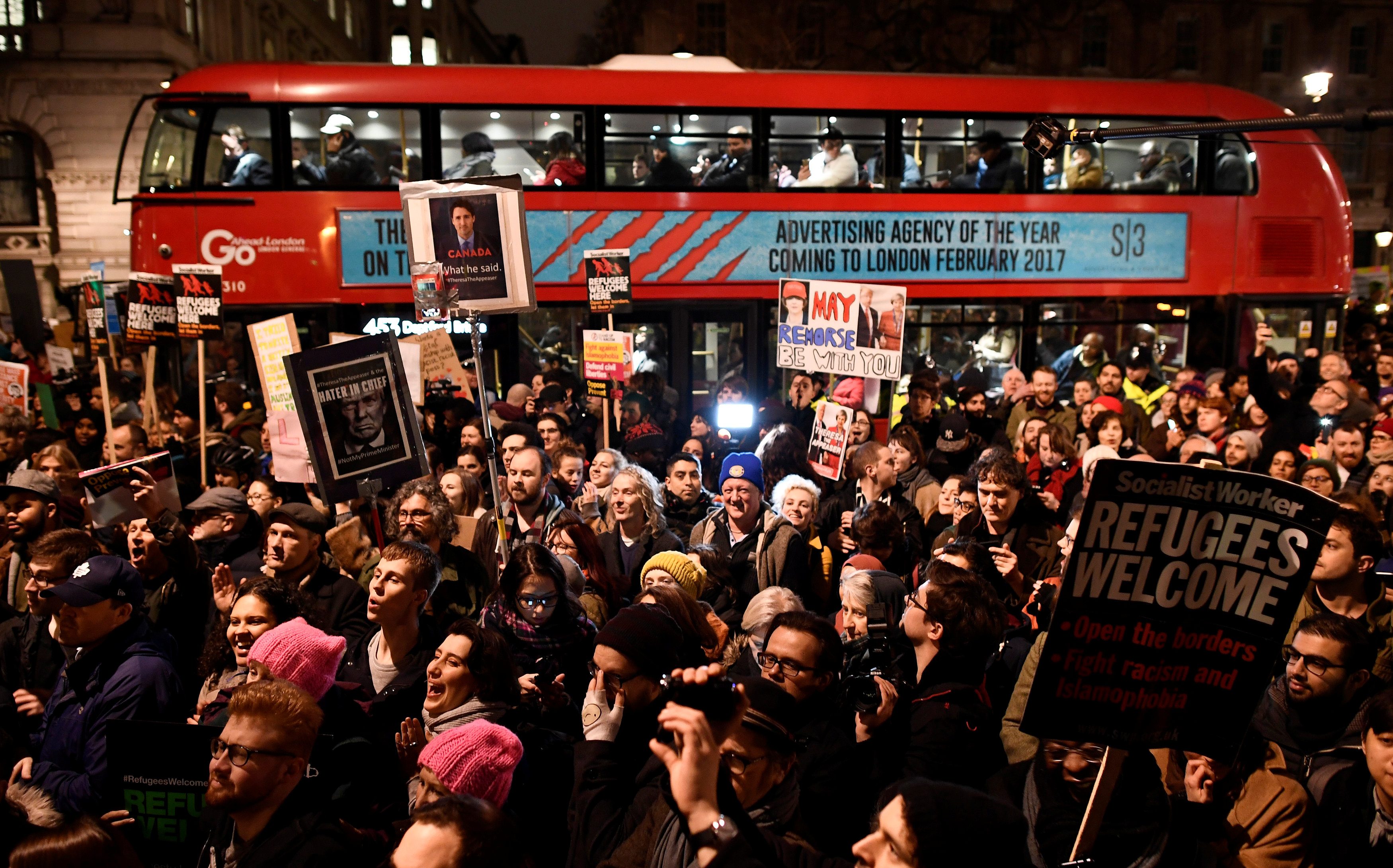 جانب من تظاهرات فى لندن ضد دونالد ترامب  لحظر دخول رعايا 7 دول لأمريكا- رويترز