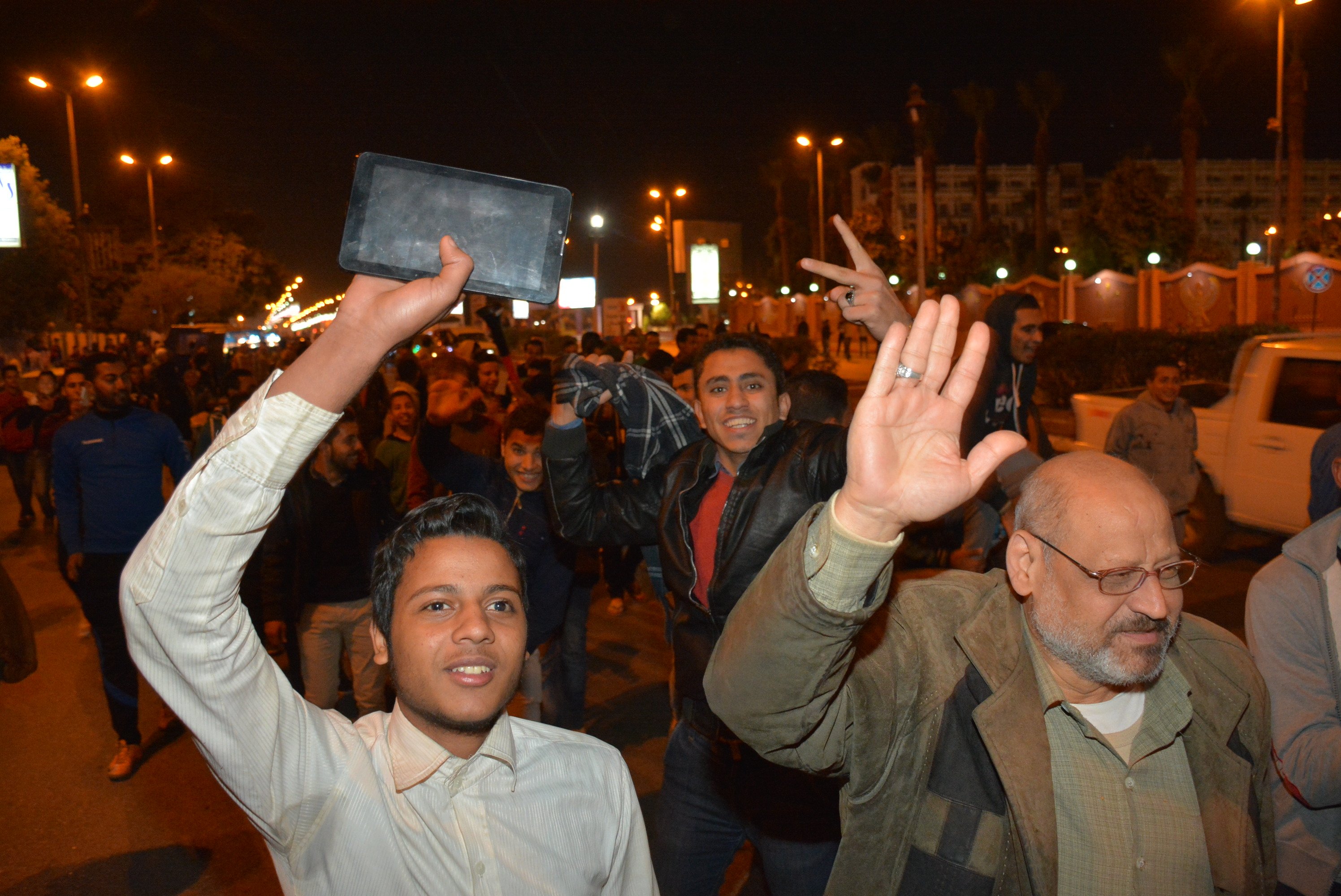 جماهير سوهاج تحتفل بفوزالمنتخب بالشوارع والميادين  (3)