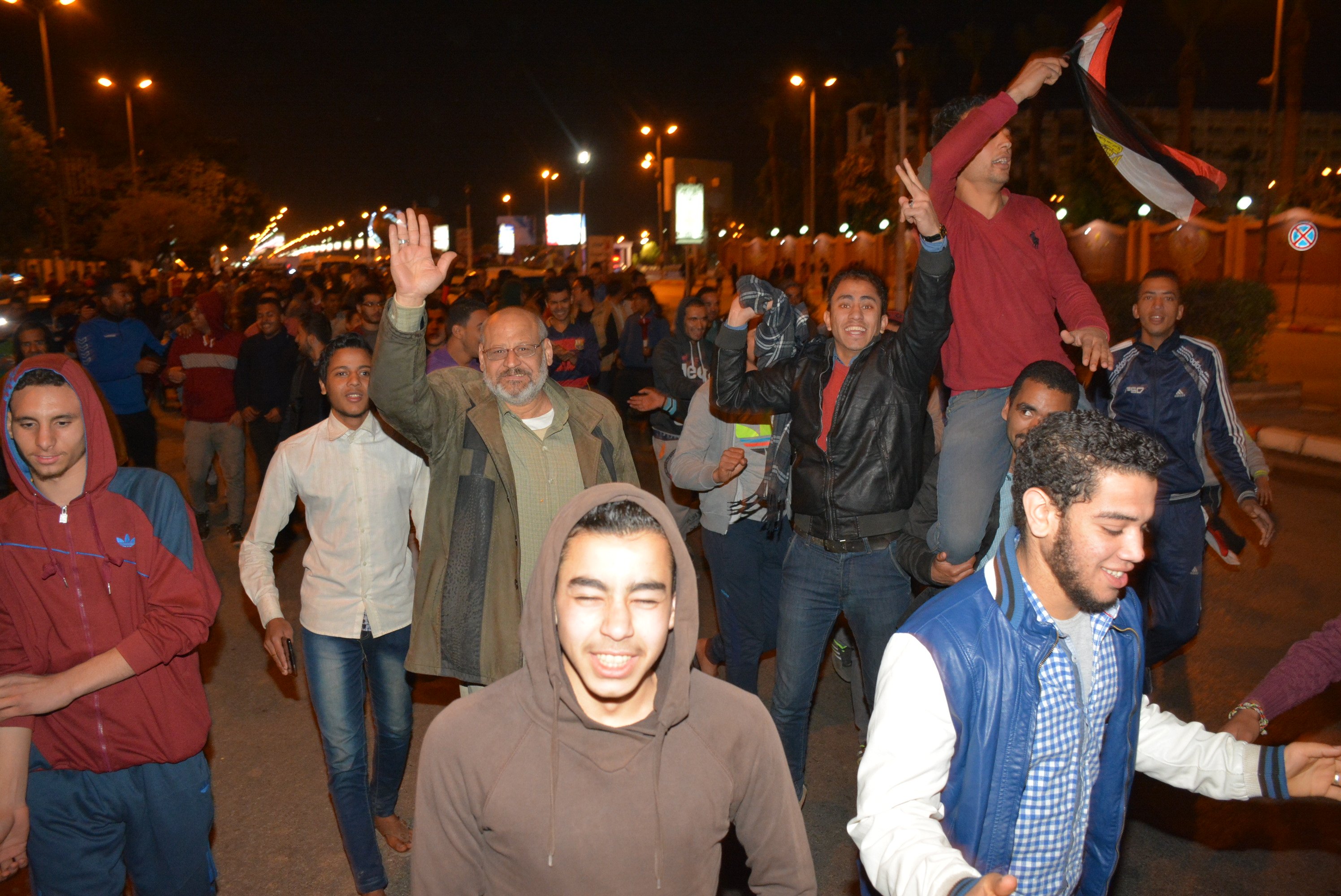 جماهير سوهاج تحتفل بفوزالمنتخب بالشوارع والميادين  (2)