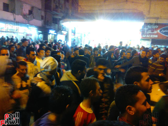 المئات يحتفلون بفوز مصر على المغرب